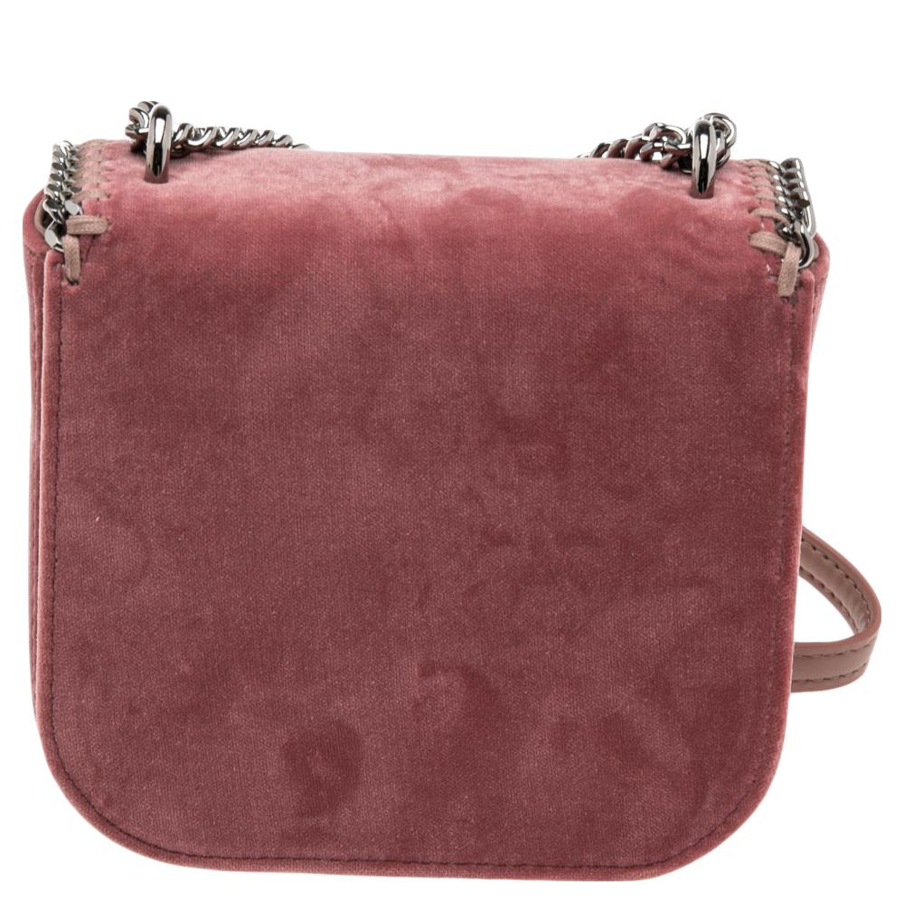This Falabella Box shoulder bag from the House of Stella McCartney will make your dream of owning a lavish handbag come true. It is durable and stylish in its structure. It has been made using pink velvet on the exterior and features a silver-toned