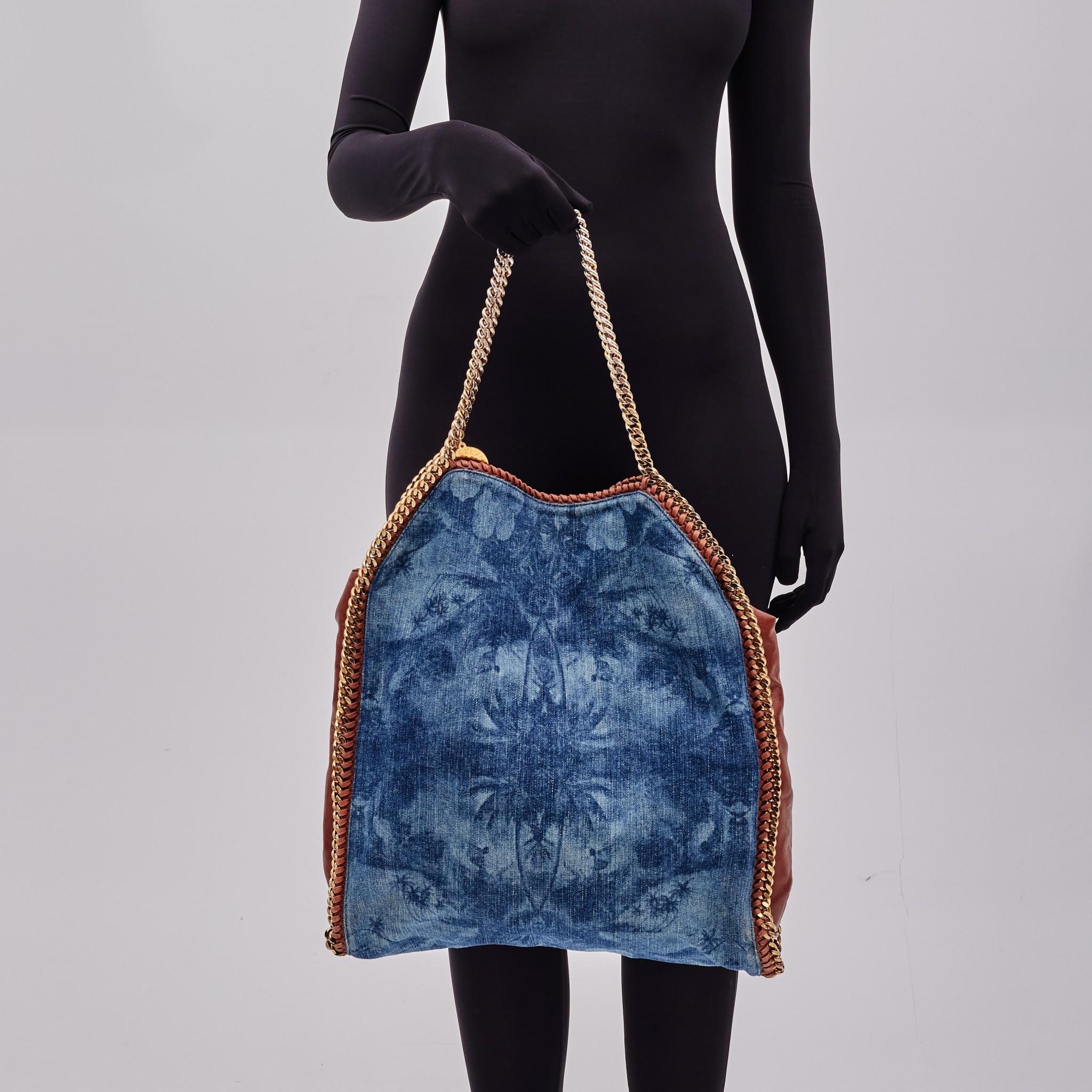 Vendita al dettaglio.
Colore: blu scuro
Materiale: Denim con finiture in pelle e cinturino a catena
Prodotto in Italia

Misure~
Altezza 18