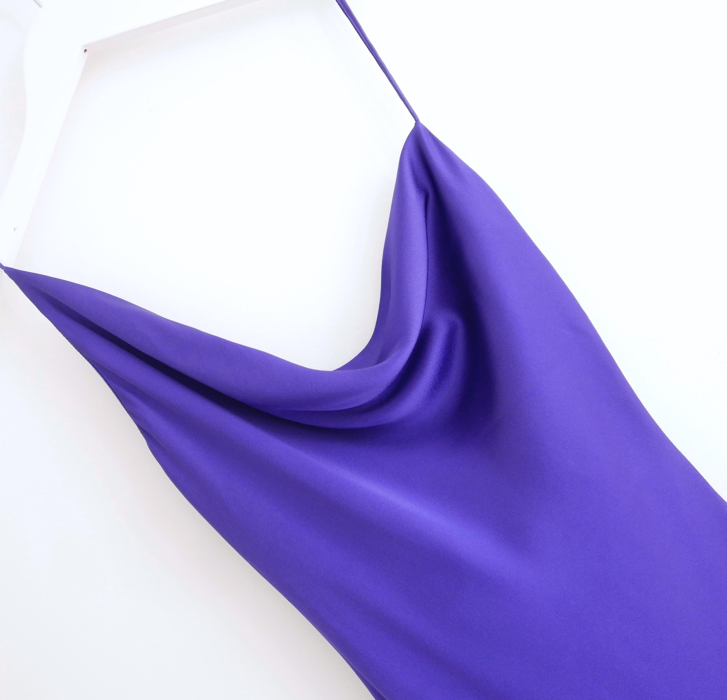 Impresionante vestido de satén morado de Stella McCartney. Comprado por 1075 £ y usado una vez - se ha limpiado en seco. Confeccionado en satén de mezcla de acetato morado brillante, tiene un corte al bies superfavorecedor con escote asimétrico