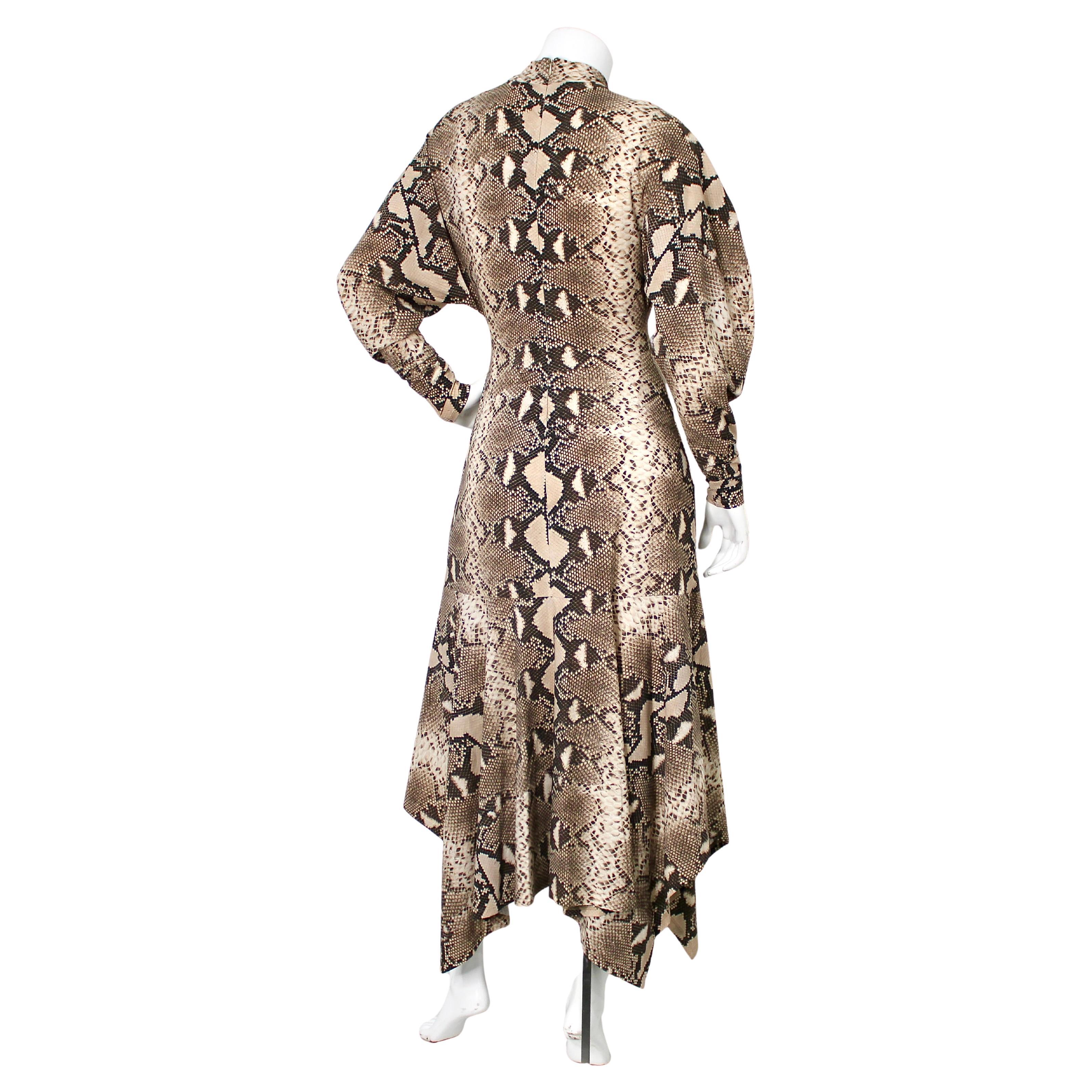 Das Stella McCartney Python Print Asymmetric Midi Dress ist ein eindrucksvolles Beispiel für moderne Eleganz mit einem Hauch von Retro-Flair. Dieses Kleid aus glattem, geschmeidigem Stoff ist mit einem auffälligen Python-Print versehen, der der