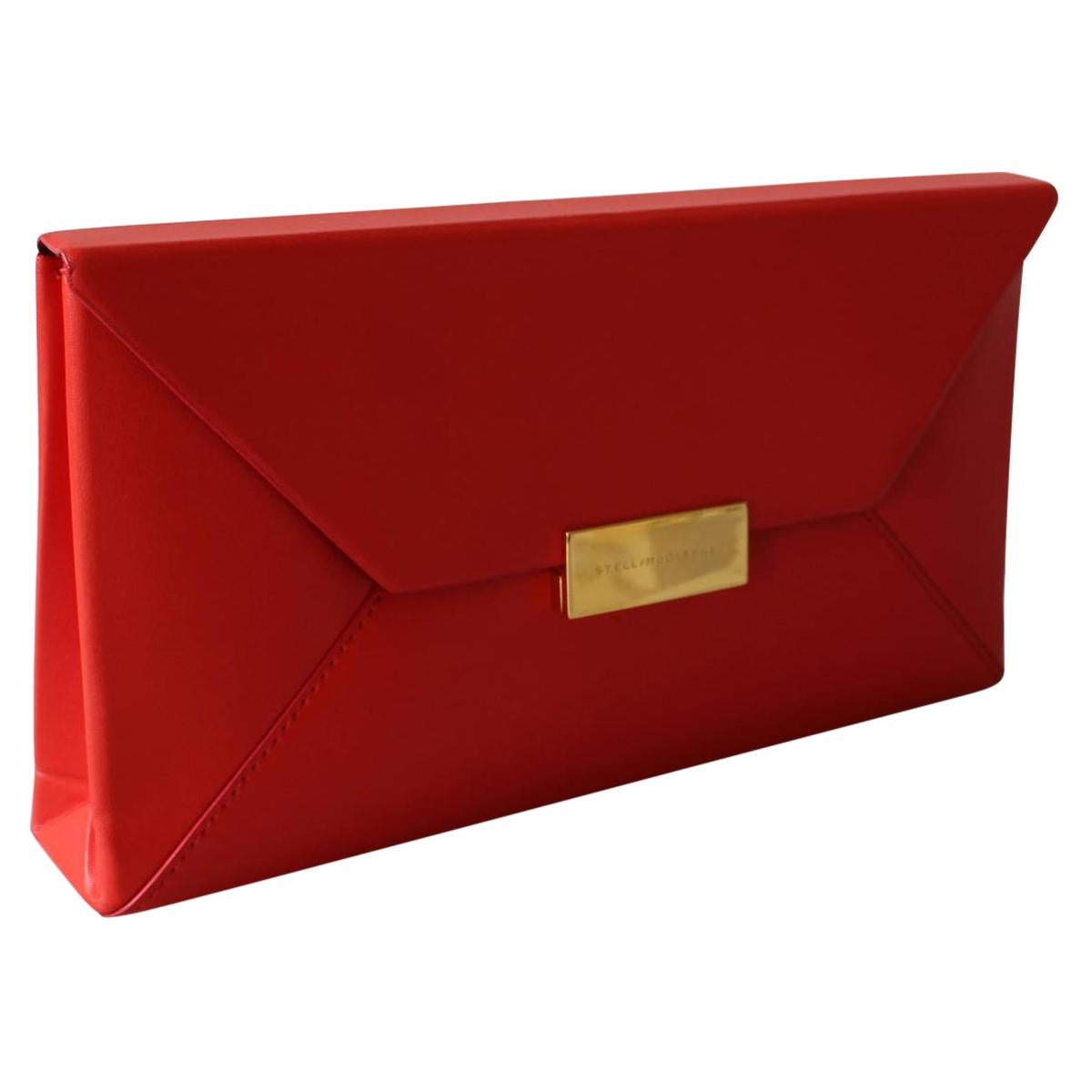 Very chic pochette by Stella McCartney
Ecoleather
Red color
Magnetic closure with golden plate
Cm 26 x 14 x 5 (10.2 x 5.5 x 1.96 inches)
With dustbag
Little pen mark on the bottom, like in the photo
Worldwide express shipping included in the price !