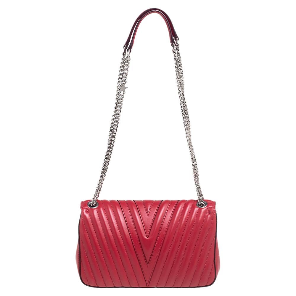 Make a wonderful appearance by adorning this plush bag by Stella McCartney. Crafted from faux leather, it comes in a lovely shade of red. It features a quilted star pattern and the brand's logo makes an appearance on a star-shaped emblem on the