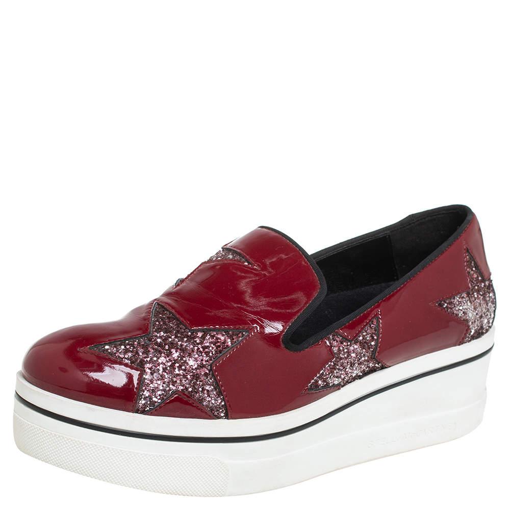 Estas zapatillas de Stella McCartney son chic y elegantes sin esfuerzo. Se han confeccionado en polipiel y presentan puntera redonda y brillantes motivos en forma de estrella. Estas zapatillas vienen equipadas con cómodas plantillas de piel