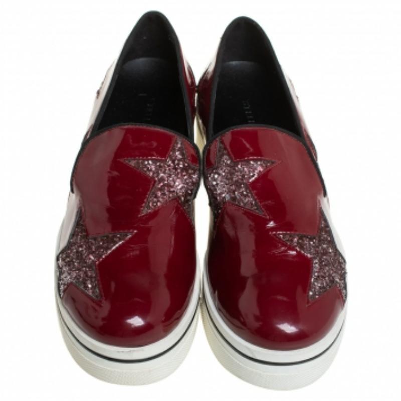 Stella McCartney Red Faux Patent Leather  Slip On Platform Sneakers Size 38 In Good Condition For Sale In Dubai, Al Qouz 2