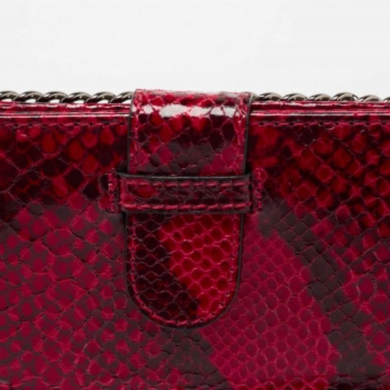 Offrez à votre iPad une métamorphose élégante avec cet étui Stella McCartney Falabella pour iPad 2. Il est confectionné en faux cuir de python et décoré de la chaînette signature.