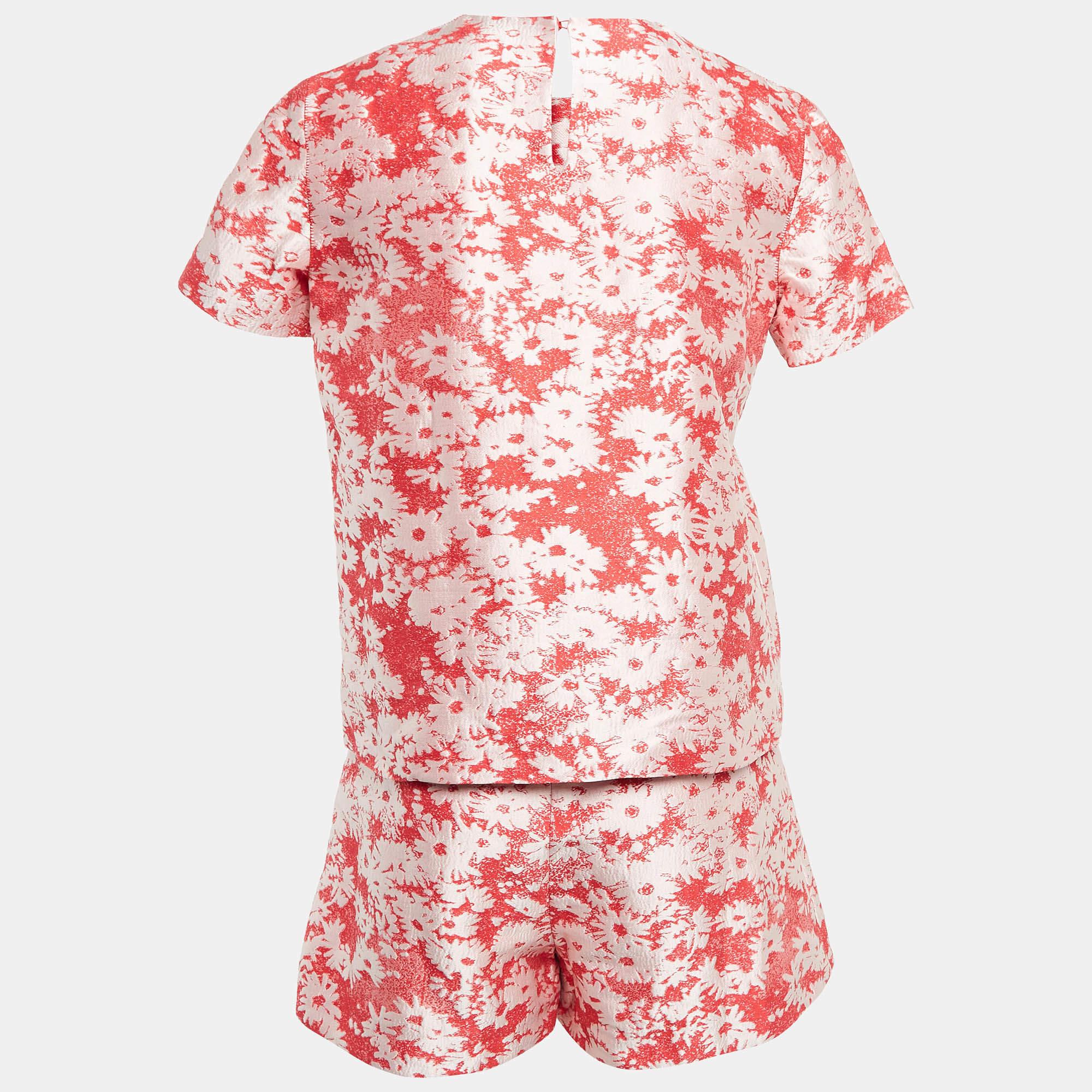 Lunch dates and beach vacations call for a stylish pair of shorts set like this one. Stitched using quality fabric this Stella McCartney design has a simple short sleeve top and shorts both in floral jacquard.