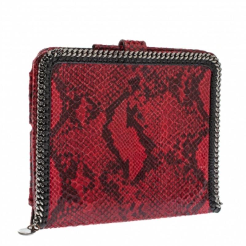 This iPad cover from Stella McCartney will assist you flawlessly in carrying your iPad in style! It comes crafted from faux leather exhibiting a python print and is designed with the signature chain-link trims. It opens to an interior lined with