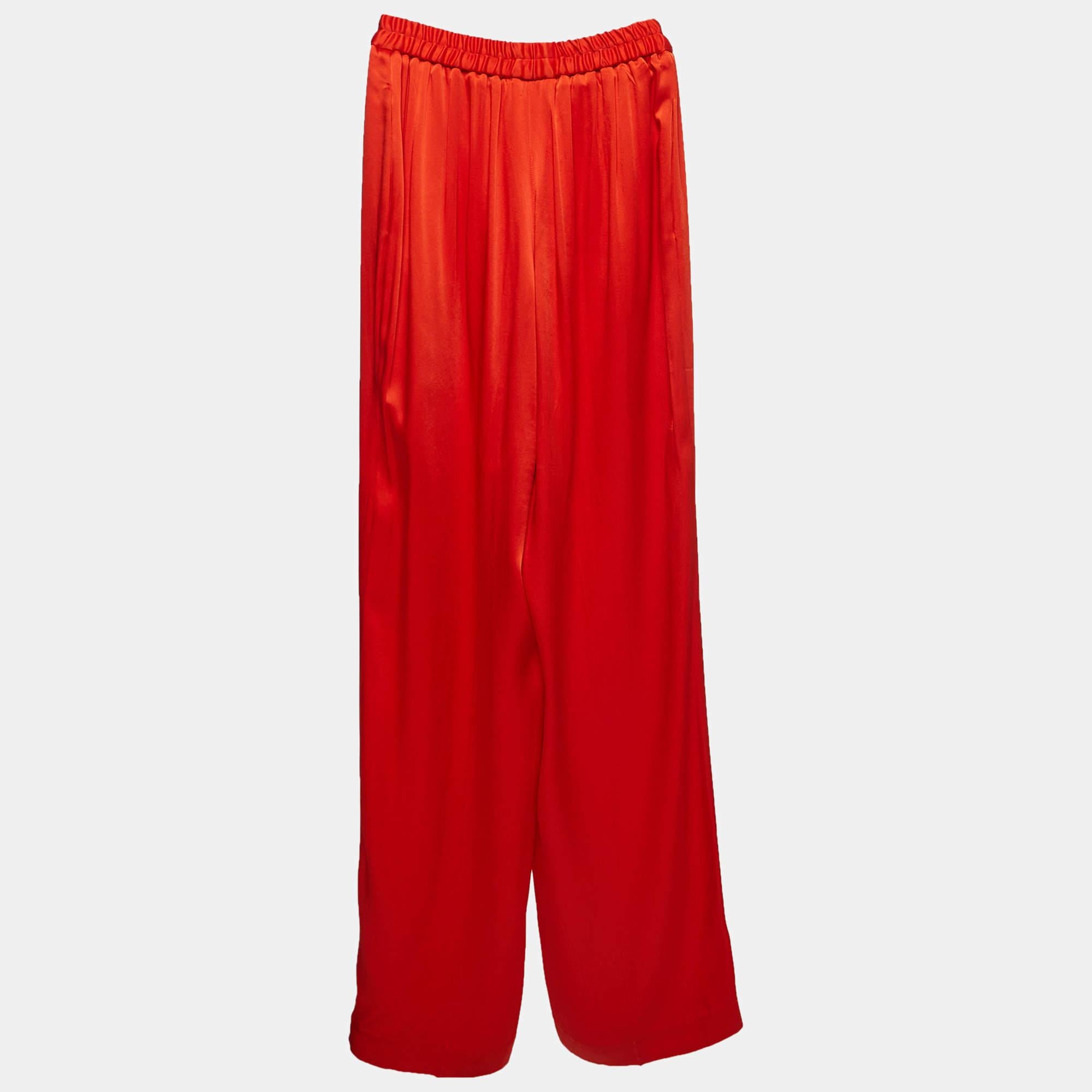 Enhance your attire with this pair of trousers. Designed into a superb silhouette and fit this pair of trousers will definitely make you look elegant.
