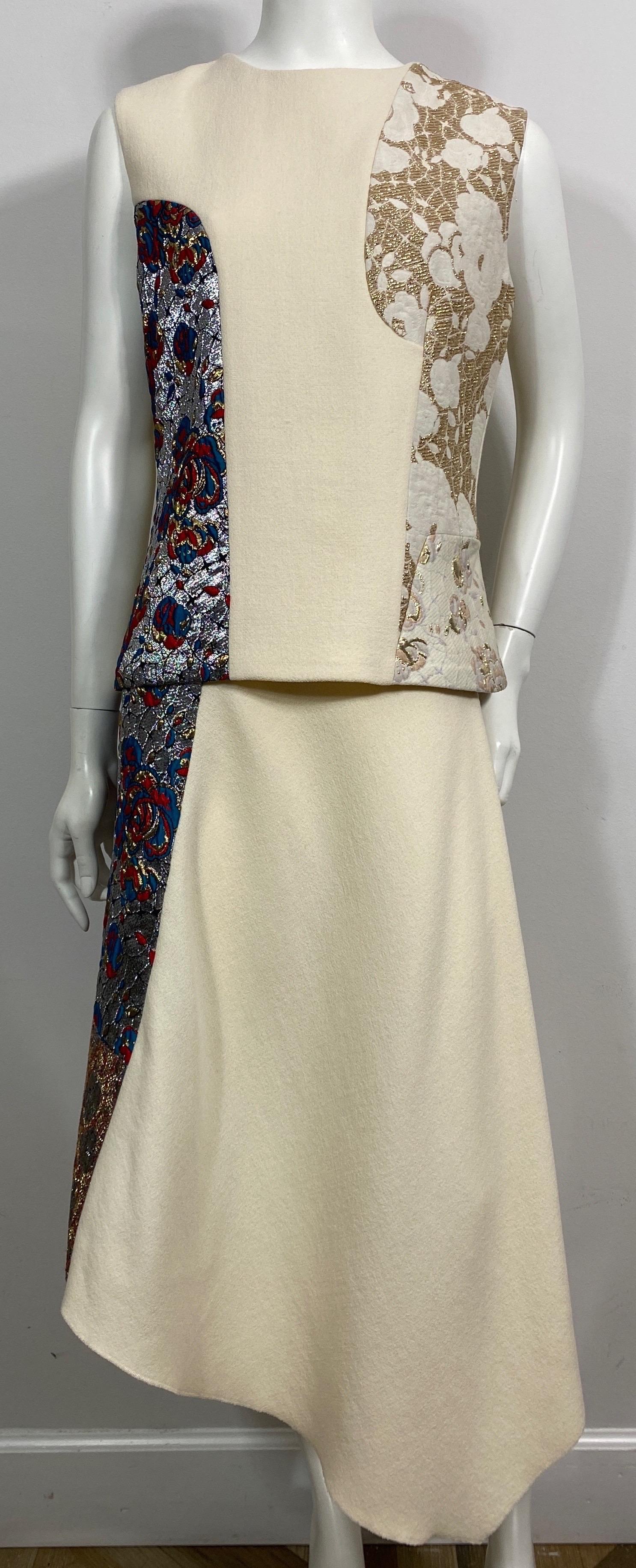 Stella McCartney Runway Fall 2015 Ivory Wool and Multi Brocade Top and Skirt Set-Size 42 Skirt and Size 44 Top. Cet ensemble était le look 24 sur le podium lors du défilé Stella McCartney de l'automne 2015. Le haut sans manches entièrement doublé