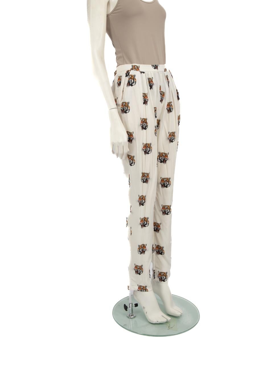 El ESTADO es Muy bueno. Se aprecia un desgaste mínimo en los pantalones. Hay una pequeña mancha oscura en el extremo de una pata de este artículo usado de reventa de la diseñadora Stella McCartney.
  
  Detalles
  
  
  Multicolor 
  
  Seda 
  
 
