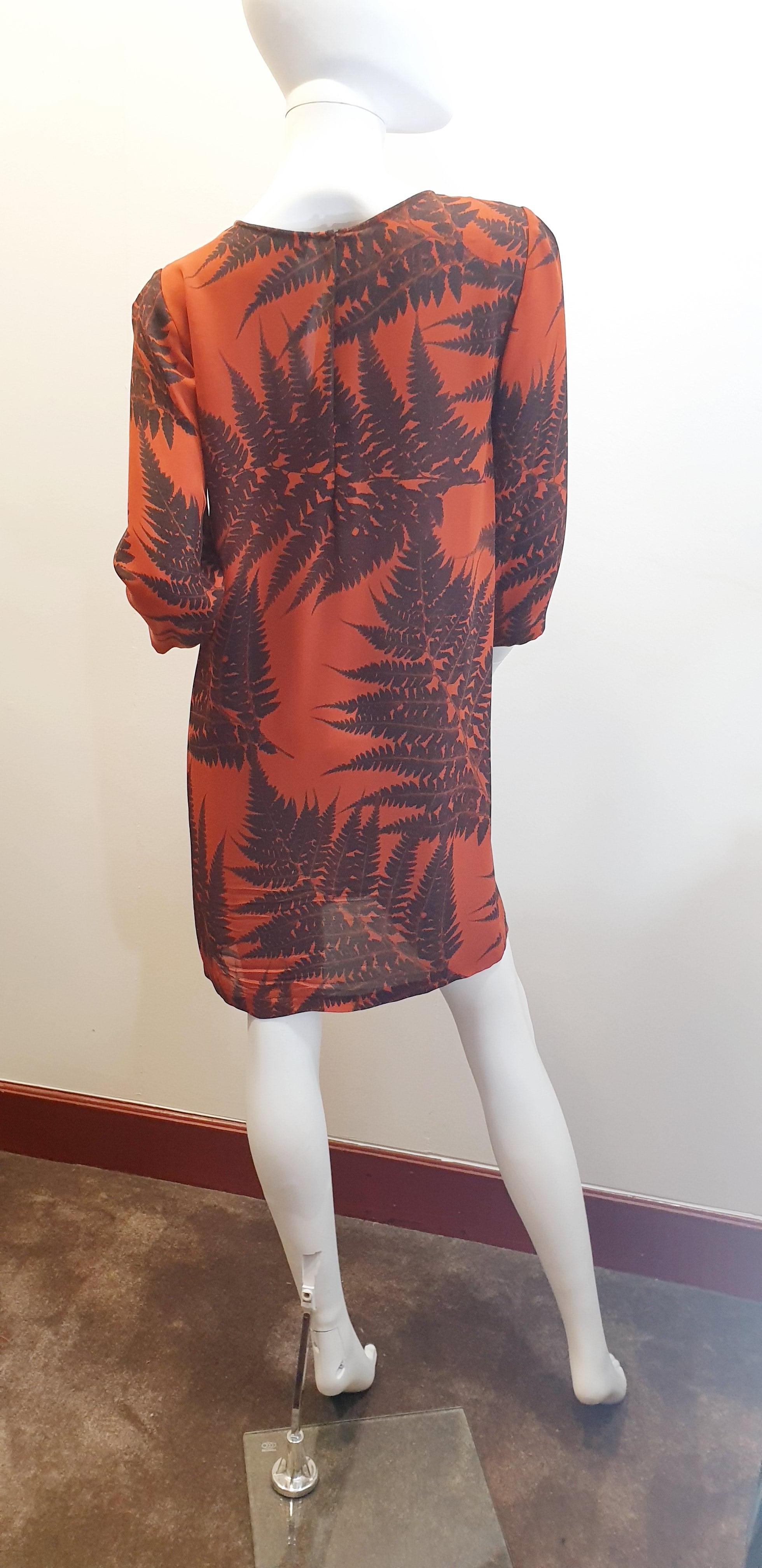 Stella McCartney silk tropical plant cocktail dress in Orange and marron colours
Perfect Condition  Double Linen
Size 40 Europe 8 US
READY TO SHIP
*Shipment of this piece is not affected by COVID-19. Orders welcome!*

Pradera Fashion Division  is