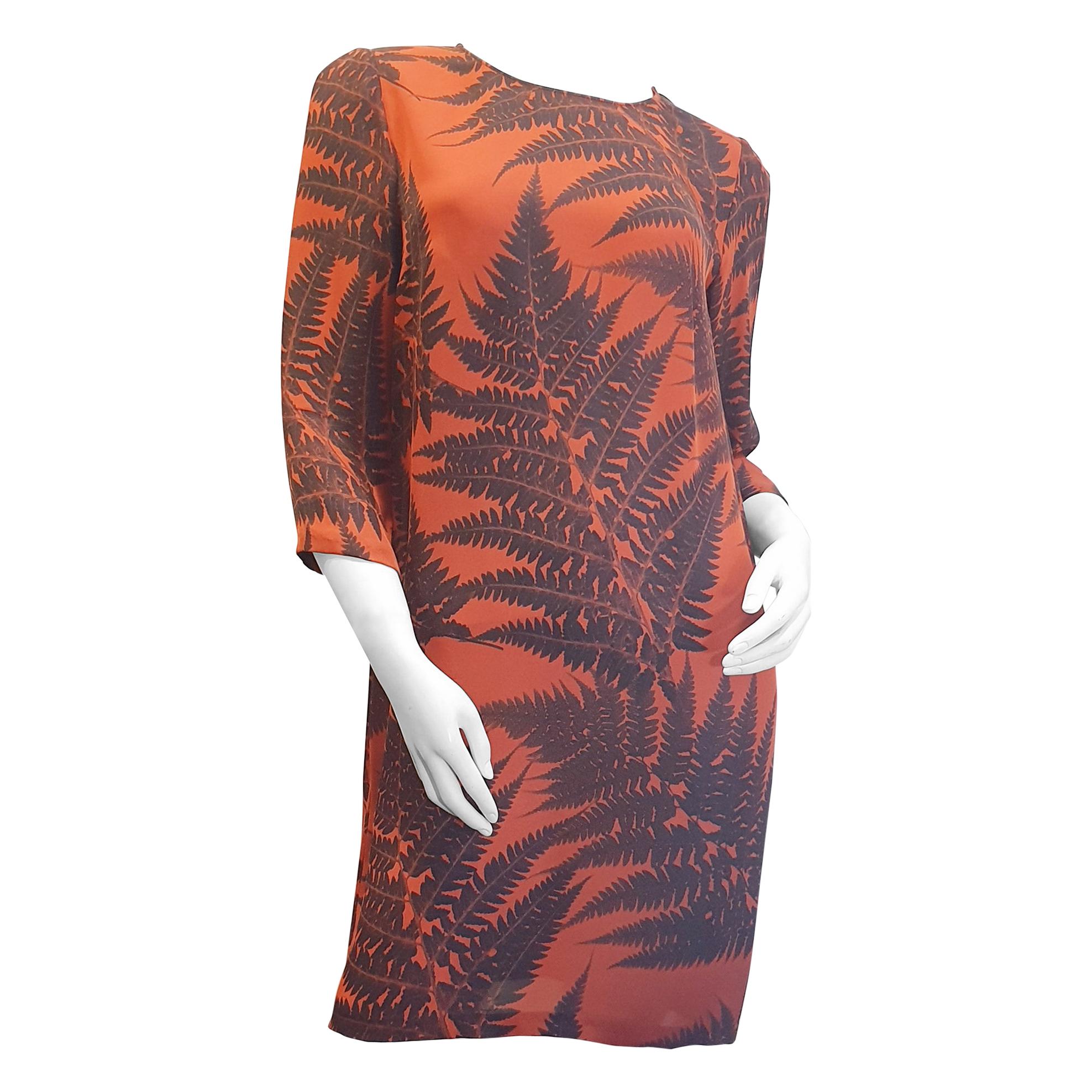 Stella McCartney Robe de cocktail en soie à motifs végétaux tropicaux de couleurs orange et marron
