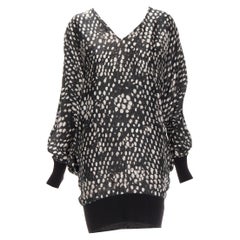 STELLA MCCARTNEY vestido relajado de seda negro blanco estampado de lunares mangas dolman