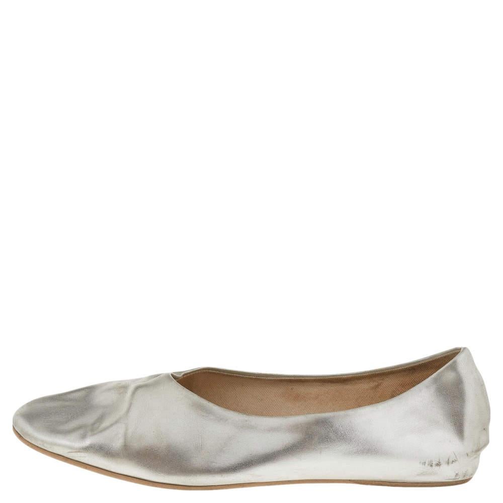 Minimalistic yet fashionable these Stella McCartney ballet flats are perfect for channeling an air of elegance. These flats are crafted from faux leather and feature a silver hue. They come equipped with leather lined comfortable insoles.