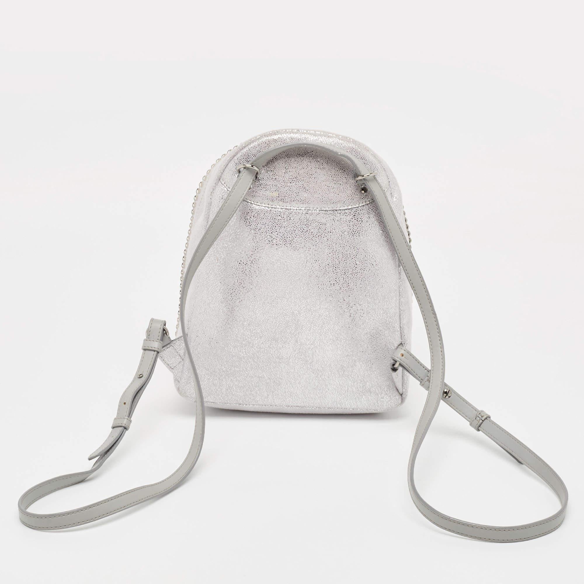 Fabriqué à partir de matériaux de qualité, ce sac à dos de créateur manque à votre garde-robe. Ce sac à dos élégant, qui promet de rehausser votre ensemble, vous permettra d'être à la mode dans n'importe quelle tenue.

