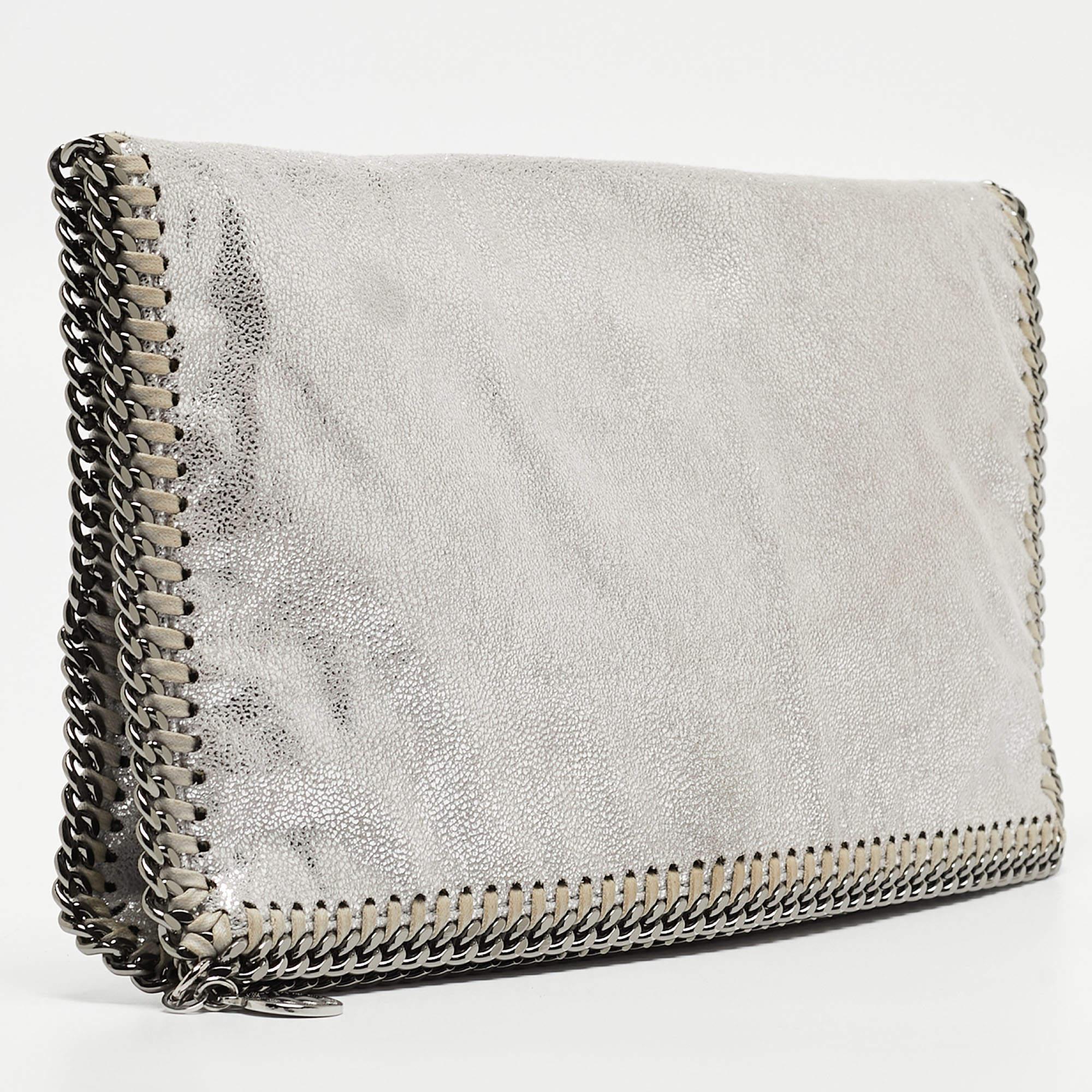 Crafted from quality materials, your wardrobe is missing out on this beautifully made designer clutch. Look your fashionable best in any outfit with this stylish clutch that promises to elevate your ensemble.

