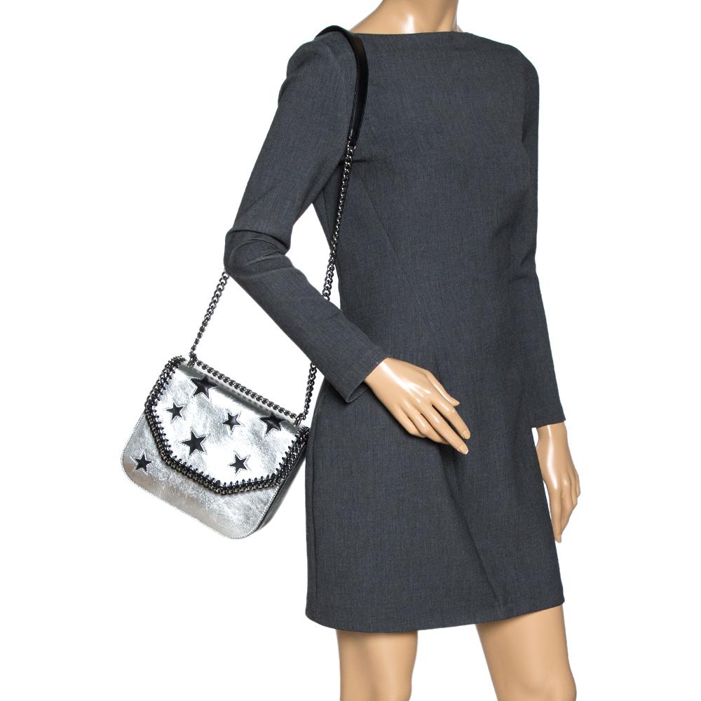 A refreshing version of your Falabella bags, this box shoulder bag is chic and elegant. Featuring a diamond-cut front flap detailed with stars and chain-link trims, the faux leather bag has a blend of unique details and signature designs. It has a