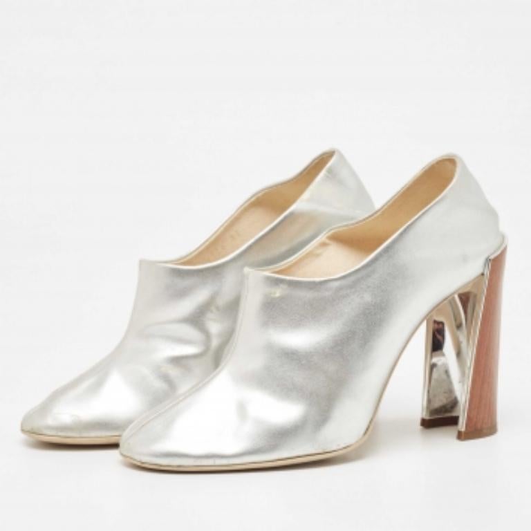 Setzen Sie mit diesen Designer-Pumps ein schickes Stil-Statement. Sie zeichnen sich durch einen robusten Absatz und eine strapazierfähige Sohle aus, perfekt für Ihre modischen Ausflüge!