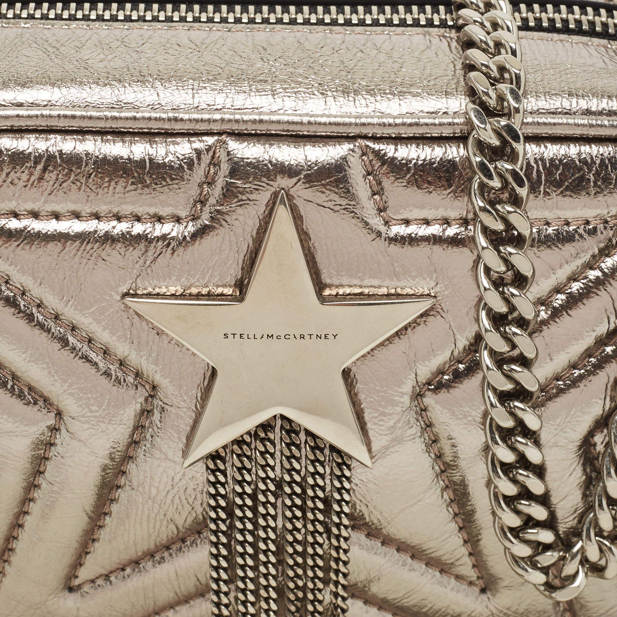 Stella McCartney Silver Quilted Laminated Faux Leather Stella Star Crossbody Bag In New Condition In Dubai, Al Qouz 2