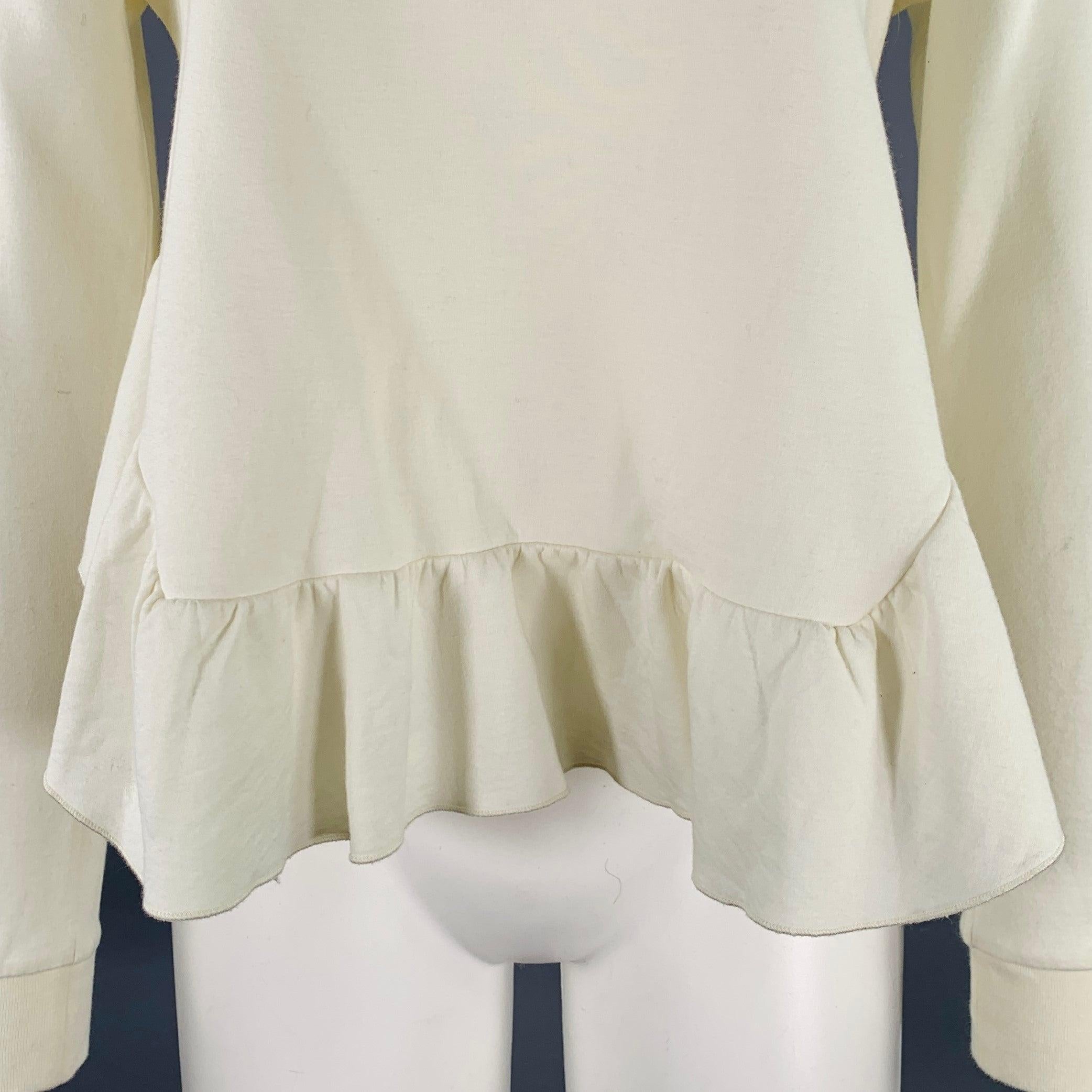 Top décontracté STELLA McCARTNEY
dans un
en jersey de coton mélangé crème, avec un ourlet à volants, des manches longues et un col ras du cou. Fabriqué au Portugal. Excellent état. 

Marqué :   IT 38 

Mesures : 
 
Épaule : 15.5 pouces Buste : 38