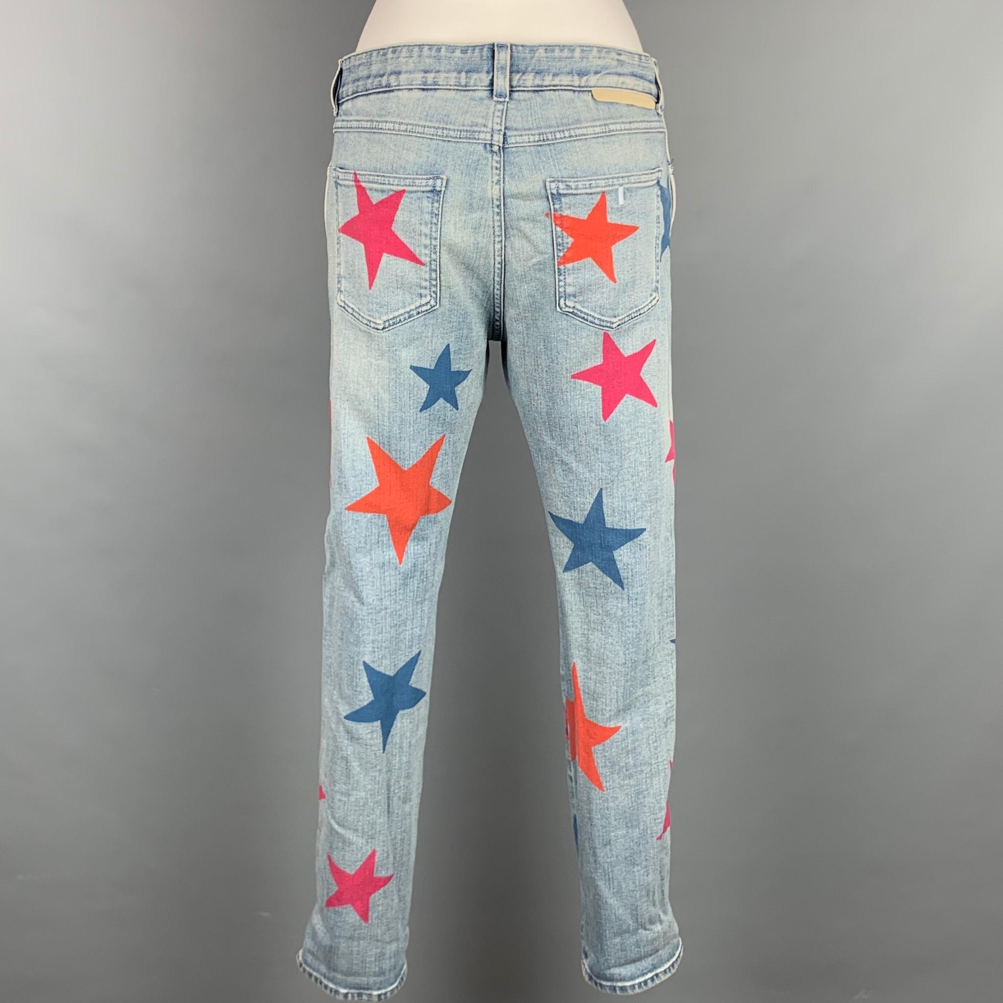 STELLA McCARTNEY jeans coms in a blue & red star print denim featuring a relaxed fit and a zip fly closure. Made in Italy.

Very Good Pre-Owned Condition.
Marked: 27

Measurements:

Waist: 32 in.
Rise: 9.5 in.
Inseam: 30 in. 

