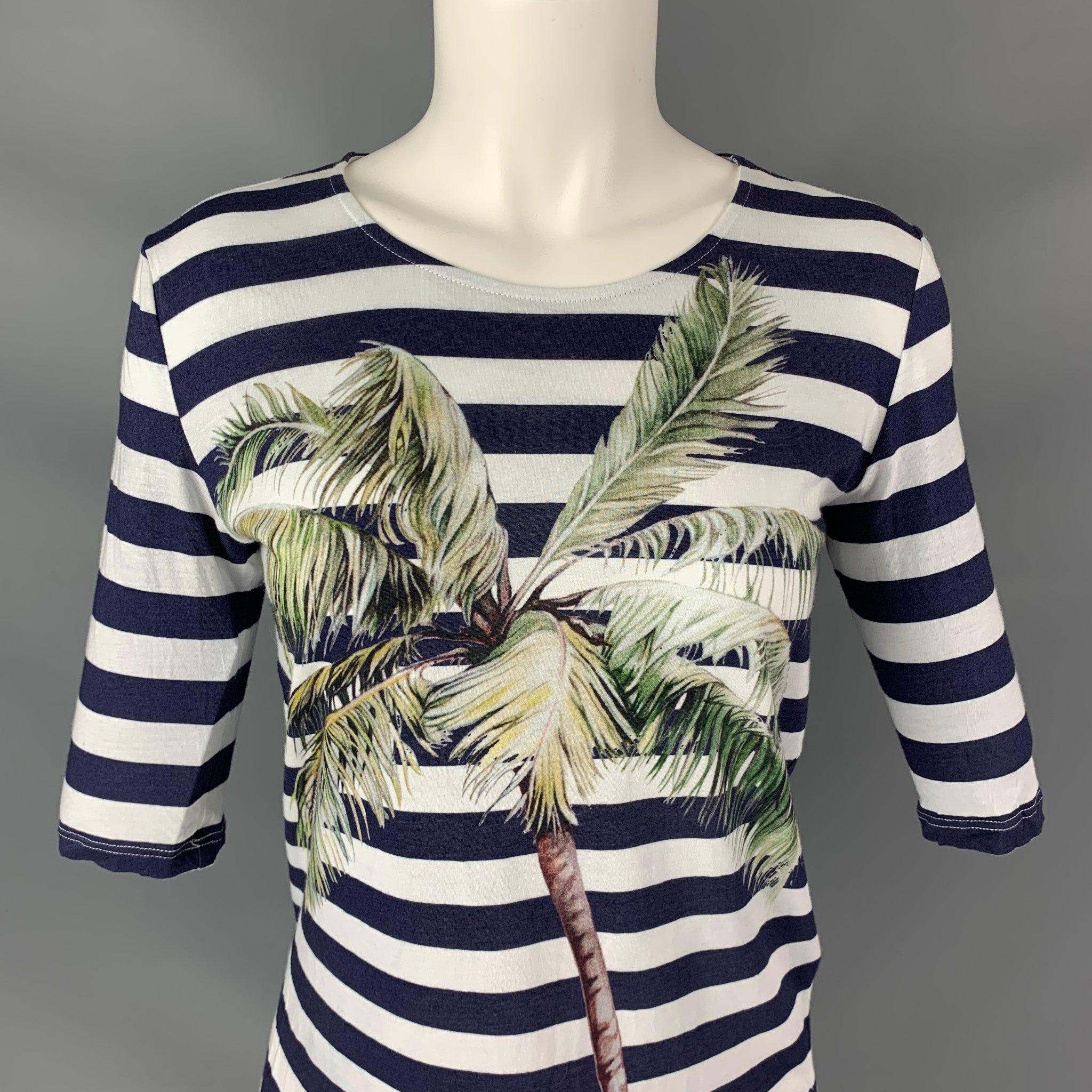 STELLA McCARTNEY t-shirt comes in a blue and white stripped cotton fabric features a palm tree graphic print. Made in Portugal.Very Good Pre-Owned Condition.
 Mark at brand tag. 

Marked:   40 

Measurements: 
 
Shoulder:16 inBust: 36 inSleeve: 12