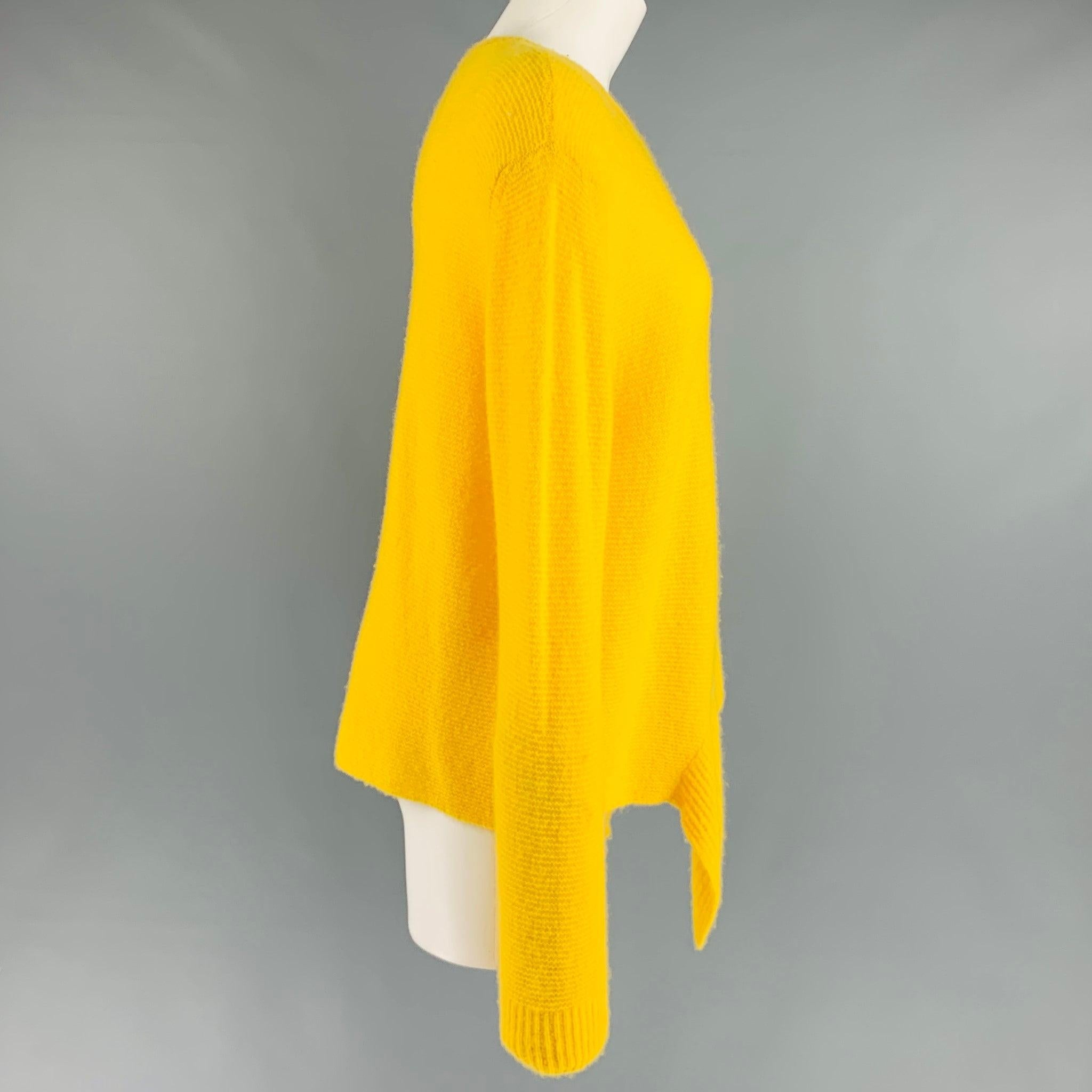 Ce pull-over STELLA McCARTNEY en cachemire et soie tricotés jaunes présente un ourlet asymétrique. Fabriqué en Italie. Excellent état. 

Marqué :   6 

Mesures : 
 
Épaule : 18 inPoitrine : 41 inManches : 27 inLongueur : 27 in 
  
  
 
Numéro de