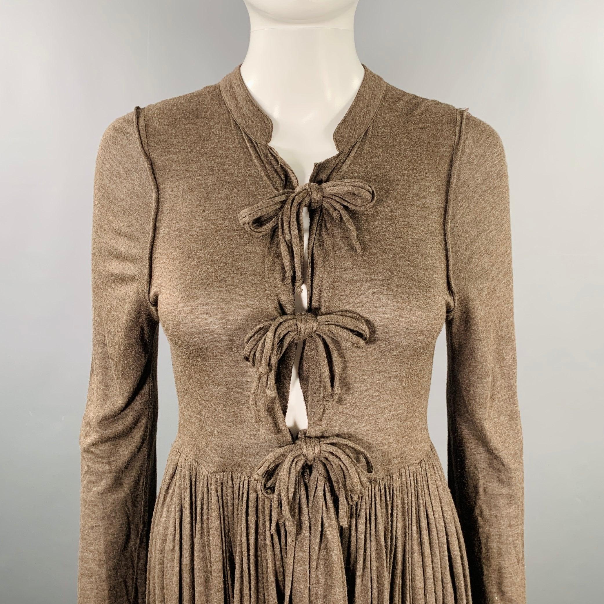 Vestido STELLA McCARTNEY
en un
Tejido de viscosa marrón con falda larga plisada, escote en pico pronunciado con lazos tipo corsé y cierre de lazo en la espalda. Made in Italy. Muy buen estado de conservación. Pequeño pilling. 

Marcado:   IT 40