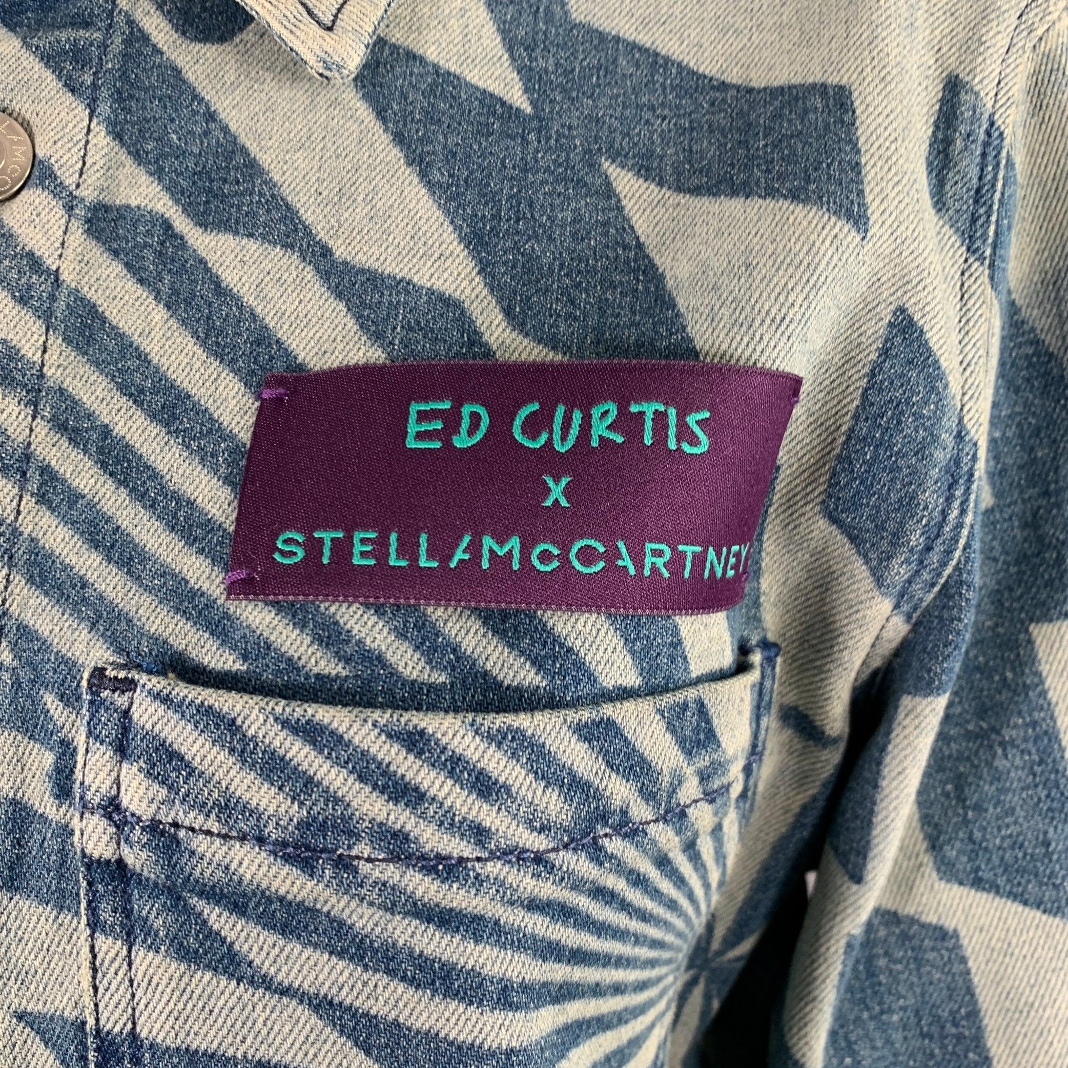 STELLA McCARTNEY x ED CURTIS shirt jacket
in a blue and light blue cotton woven denim featuring an abstract optical illusion print, one pocket, and silver tone metal button closure. Made in Italy.Excellent Pre-Owned Condition. 

Marked:   XXS