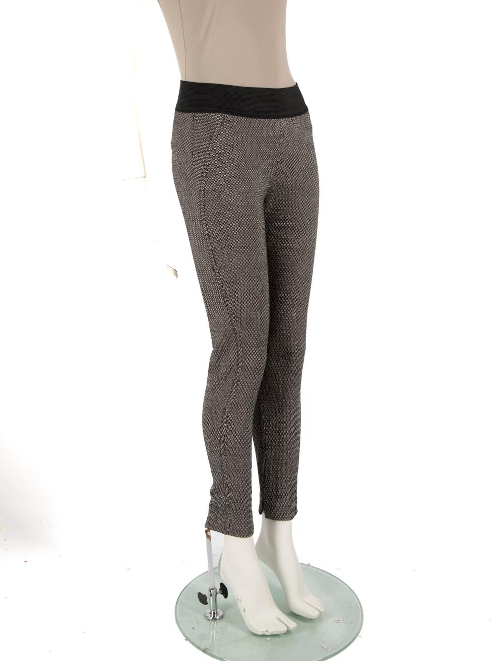 El ESTADO es Muy bueno. Se aprecia un desgaste mínimo en los pantalones, hay un tirón en el tejido de la parte superior de la pernera derecha y las costuras del dobladillo de la pernera izquierda están sueltas en este artículo usado de reventa de la
