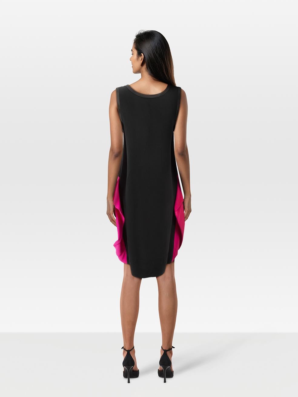 L'ÉTAT est très bon. L'usure de la robe est minime. Décoloration au recto et au verso. Des plis / bouloches au tissage sur le devant de cet article de revente d'occasion de la créatrice Stella McCartney. Les décolorations peuvent nécessiter un