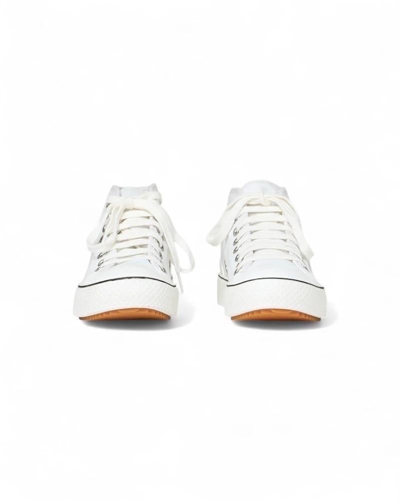 Sneakers firmate Stella McCartney, modello futen, Misura 36IT. Realizadas en tela blanca con ribeteado en gomma tono sobre tono y herraje argento. El artículo se presenta en perfecto estado.
-----
Zapatillas Futen de Stella McCartney, talla 36. De