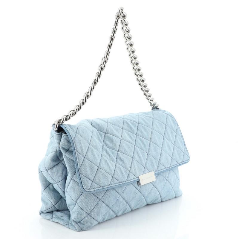 This Stella McCartney Soft Beckett Shoulder Bag Quilted Denim Large, crafted from blue quilted denim, features curb chain top handle, frontal flap, and silver-tone hardware. Its clasp closure opens to a blue suede interior with zip pocket.
