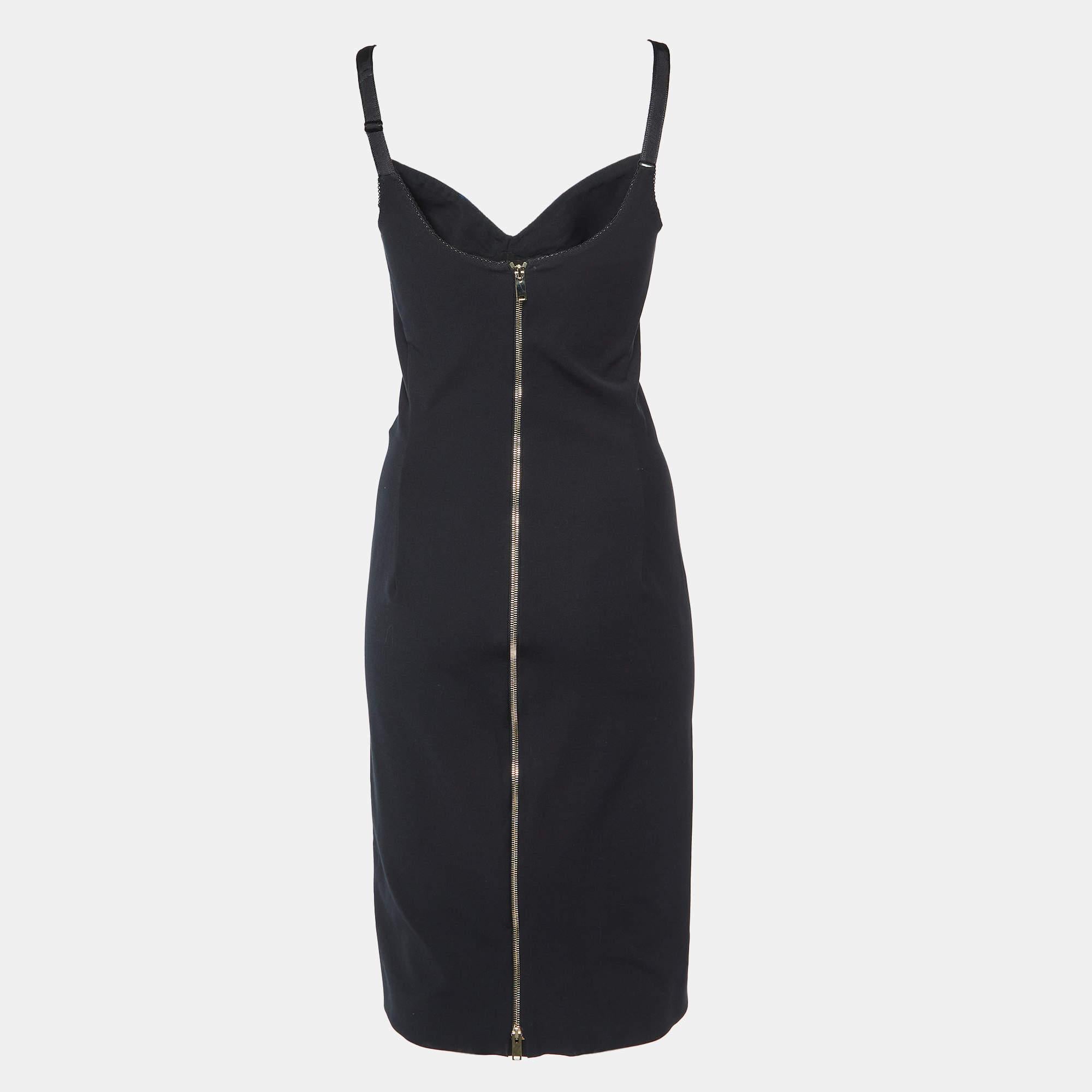 Erleben Sie die Freude an fachkundiger Schneiderei mit diesem Designerkleid für Damen. Akribisch gemacht  es bietet eine makellose Passform und luxuriöse Details  für unübertroffenen Komfort. Diese wunderschöne Kreation wird Ihren Stil mühelos
