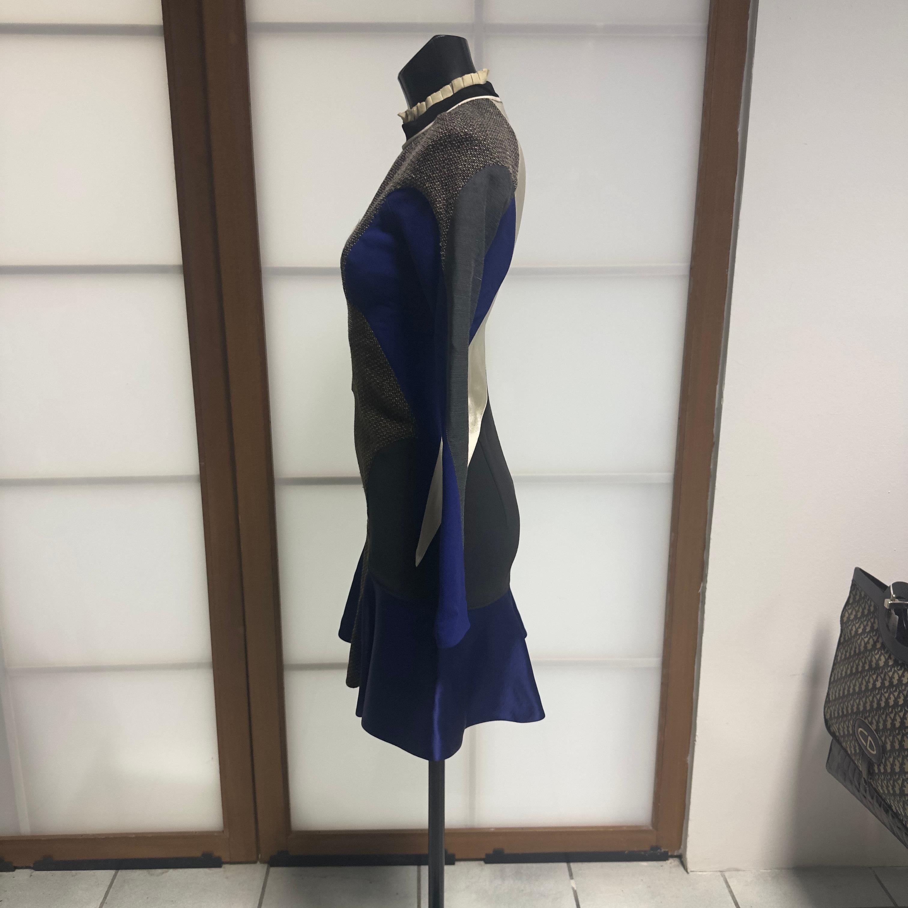 Robe structurée extraordinaire de Stella McCartney issue de la collection automne-hiver 2012, l'une des plus emblématiques de la décennie pour ses lignes architecturales et ses silhouettes sculpturales.
Ce modèle reflète parfaitement l'esthétique de