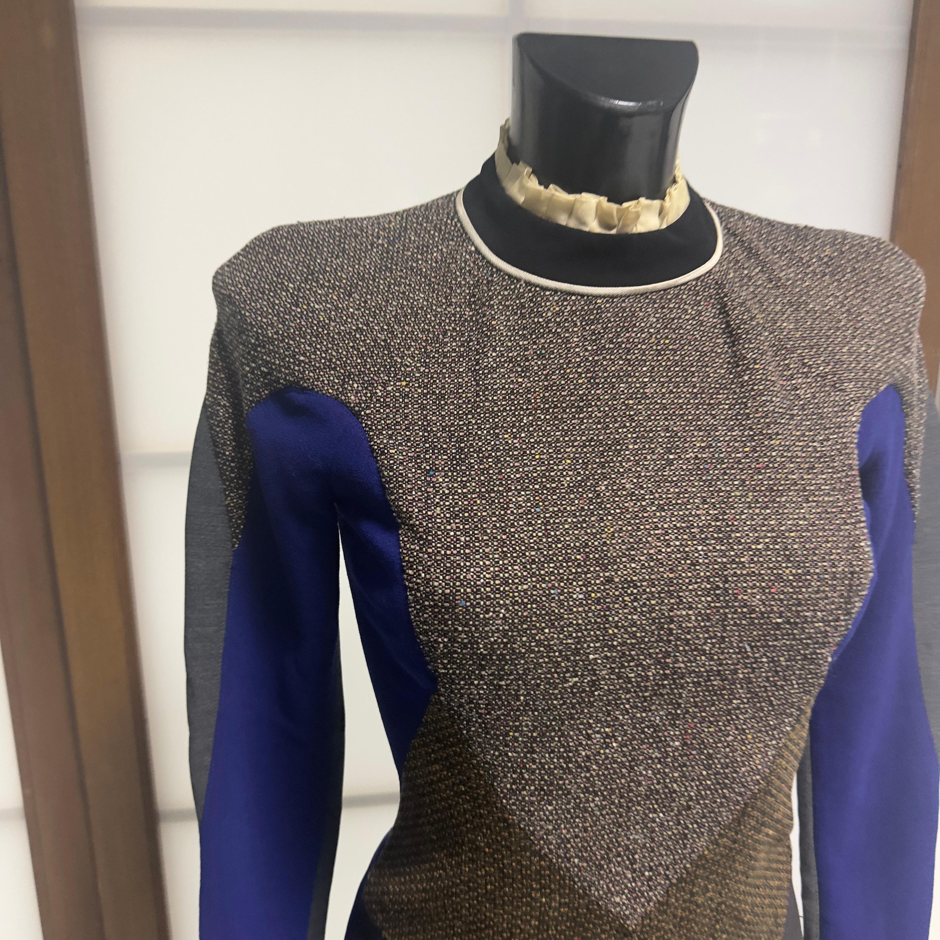 Black Mini robe structurée en laine et satin Stella McCartney - Runway FW2012 - en vente