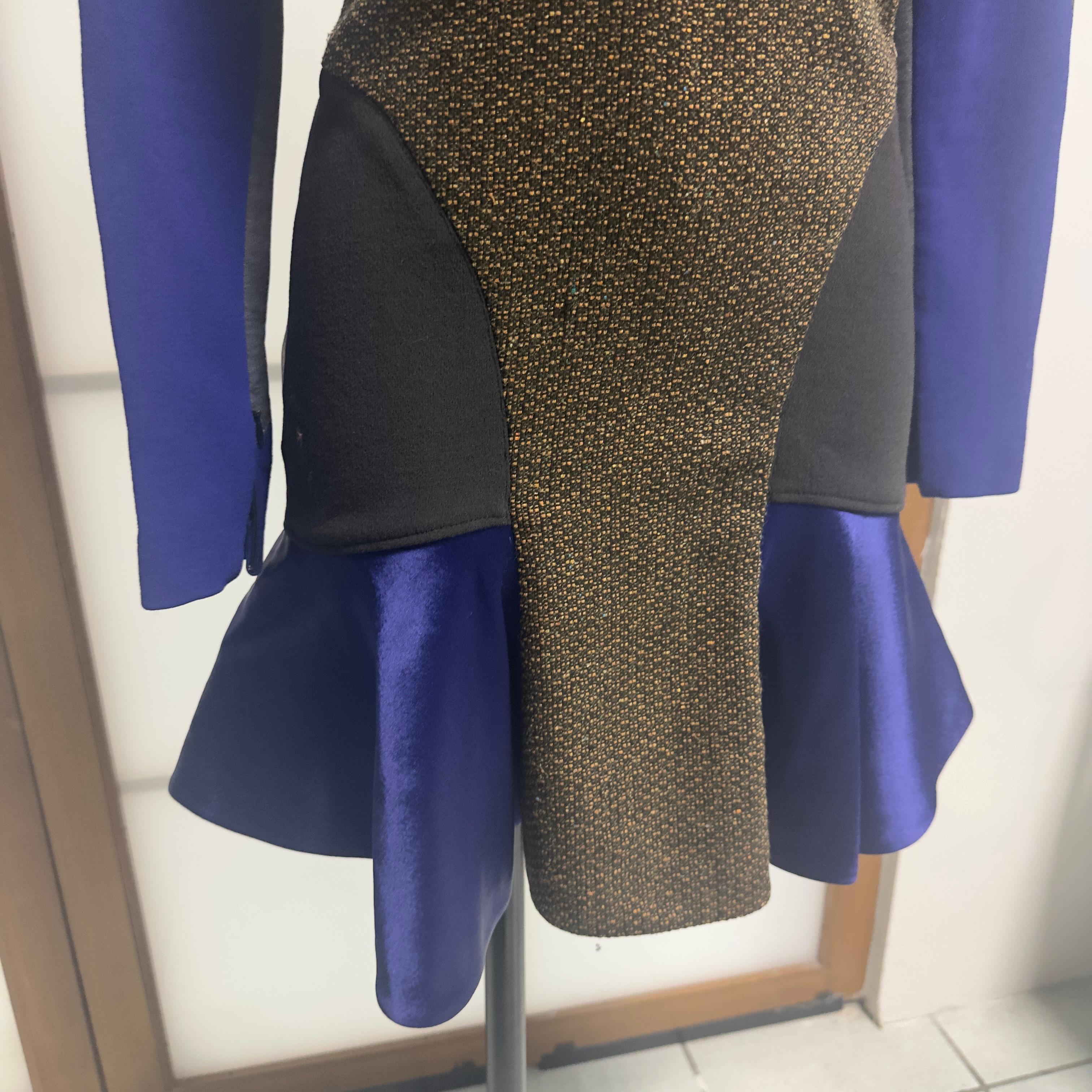 Mini robe structurée en laine et satin Stella McCartney - Runway FW2012 - Excellent état - En vente à Basaluzzo, IT