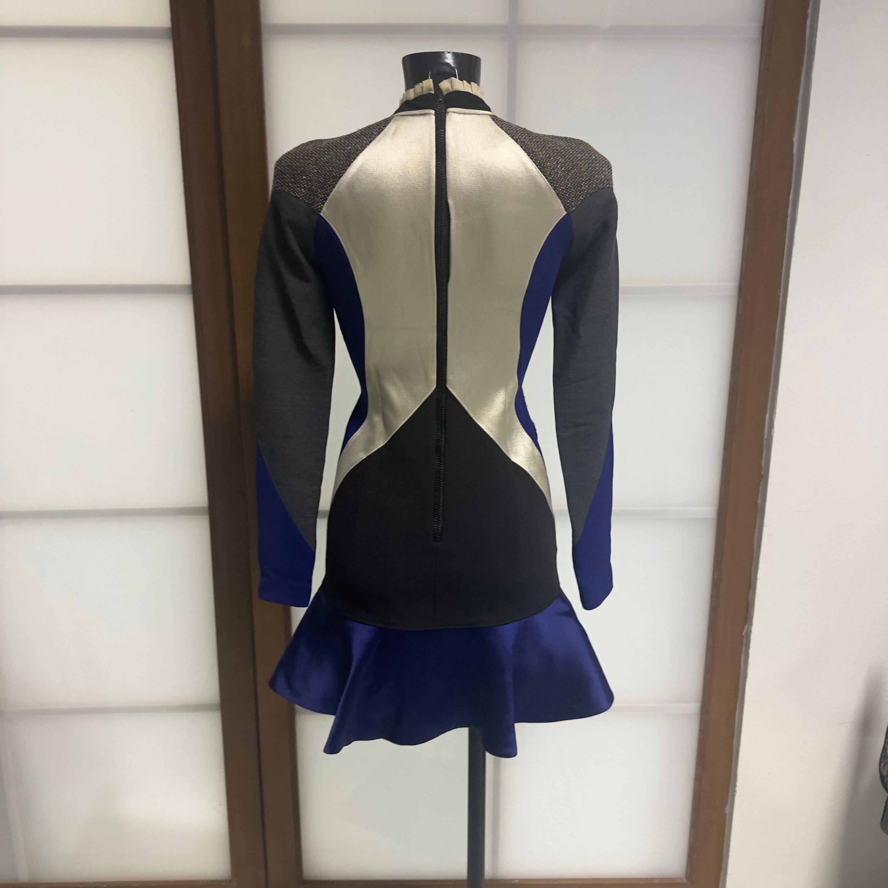 Mini robe structurée en laine et satin Stella McCartney - Runway FW2012 - Pour femmes en vente