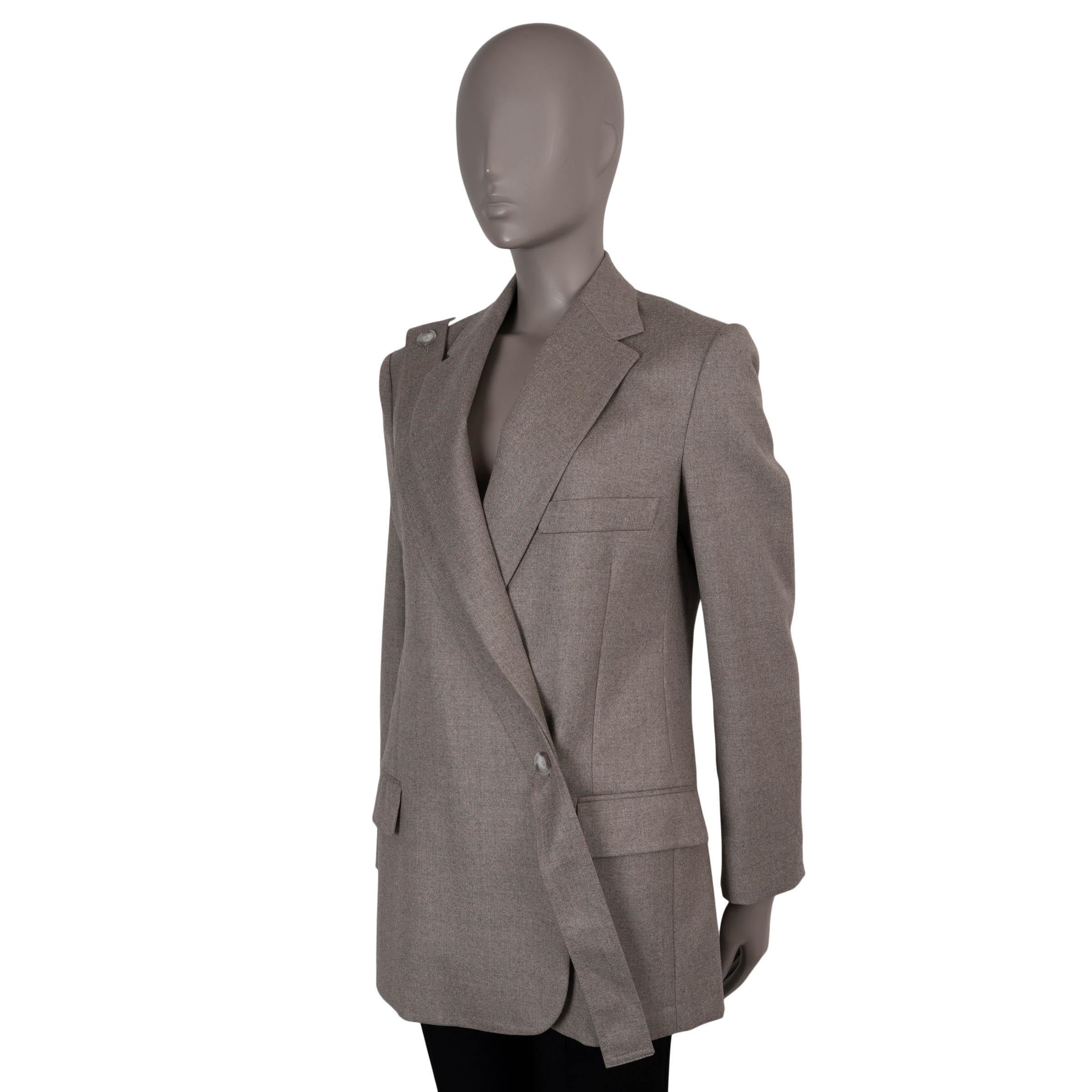 Dieser 100% authentische Stella McCartney Rylee Blazer ist aus Willow grauer (taupe) Wolle (100%) gefertigt. Er hat eine kastenförmige, langgestreckte Silhouette mit gepolsterten Schultern, gekerbtem Revers, einer Brusttasche und zwei Pattentaschen.