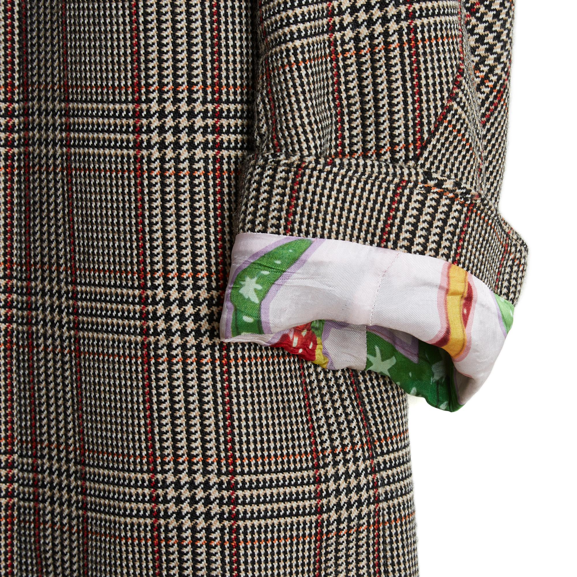 Manteau oversize Stella McCartney The Beatles en laine Prince de Galles ou écossaise, doublé de satin coloré, doté d'un large col cranté se fermant sur le devant par deux boutons croisés (marqués), de deux poches latérales fendues et de poignets