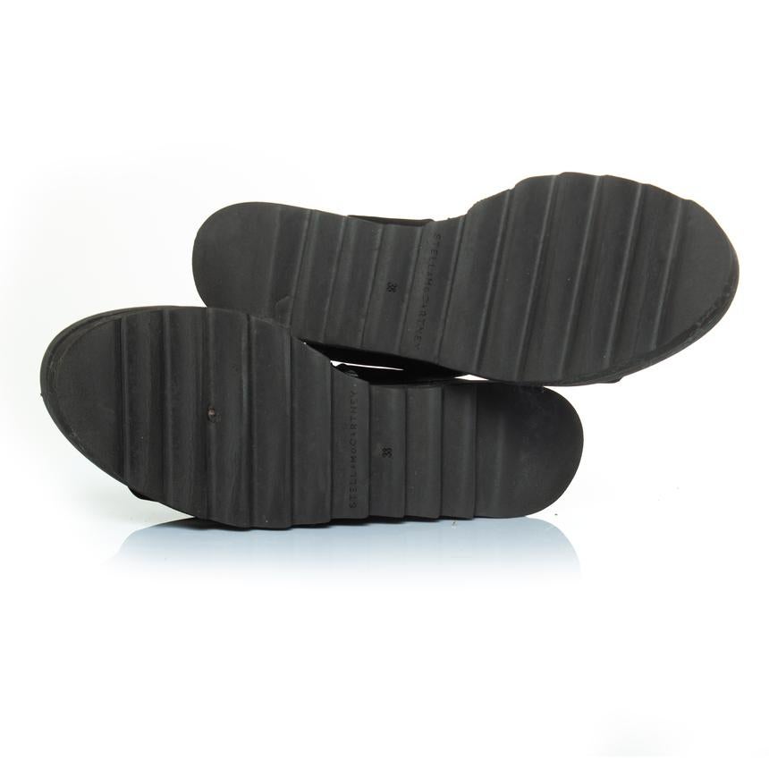 Stella McCartney, triple platform sandal in black and white. The item is in good condition, comes with dustbag and box. 

CONDITION: good condition

SIZE: 38

INSOLE MEASUREMENTS: 25.5 cm

HEEL MEASUREMENTS: 7 cm PLATFORM: 1 cm

FABRIC: imitation