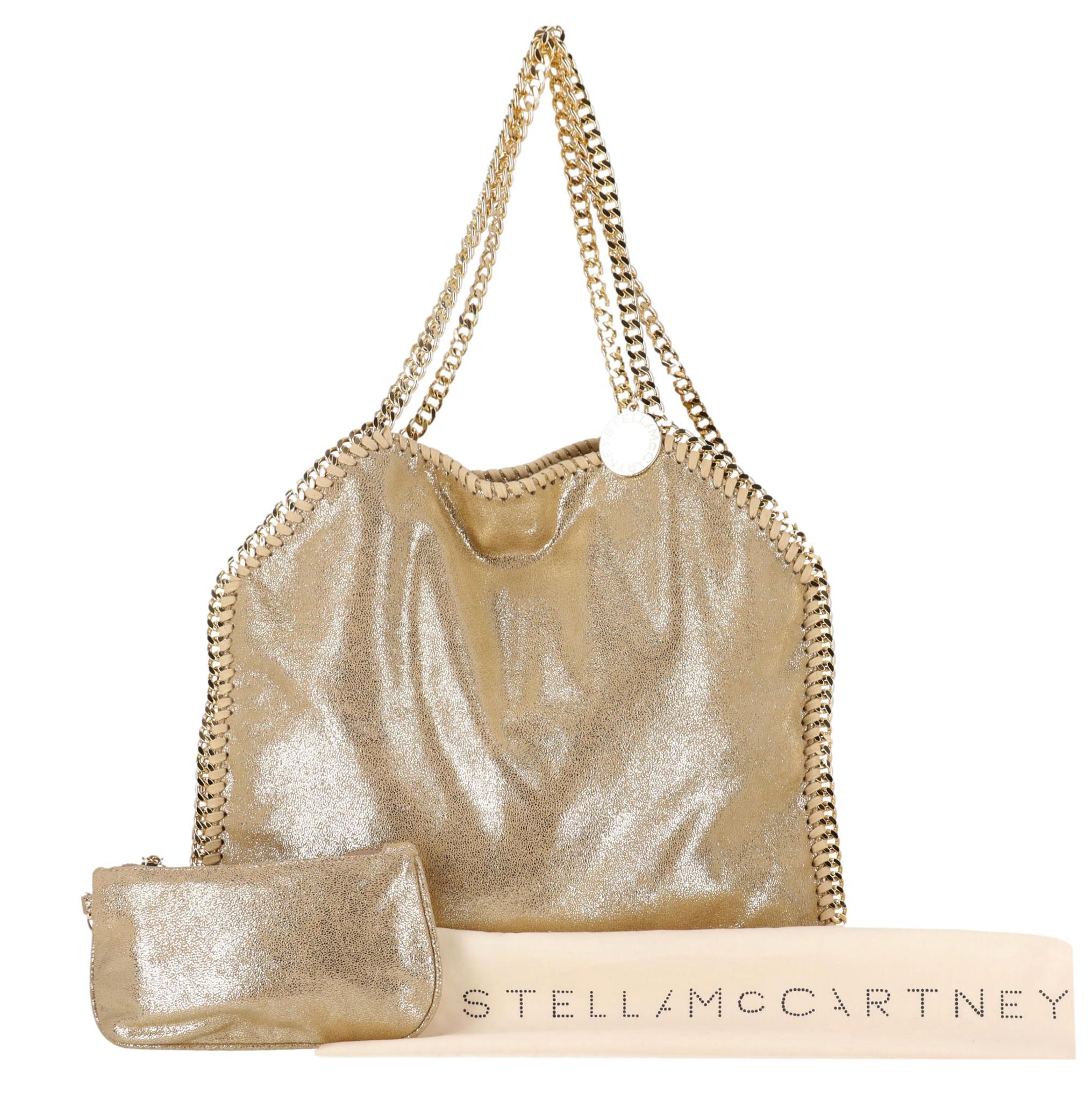 Stella McCartney - Fourre-tout en cuir végétal Falabella à maillons de chaîne avec pochette assortie

Sac à bandoulière en cuir végétalien, orné d'une bordure en mailles diamantées et de deux anses en mailles sur le dessus.

Il est orné d'un charme