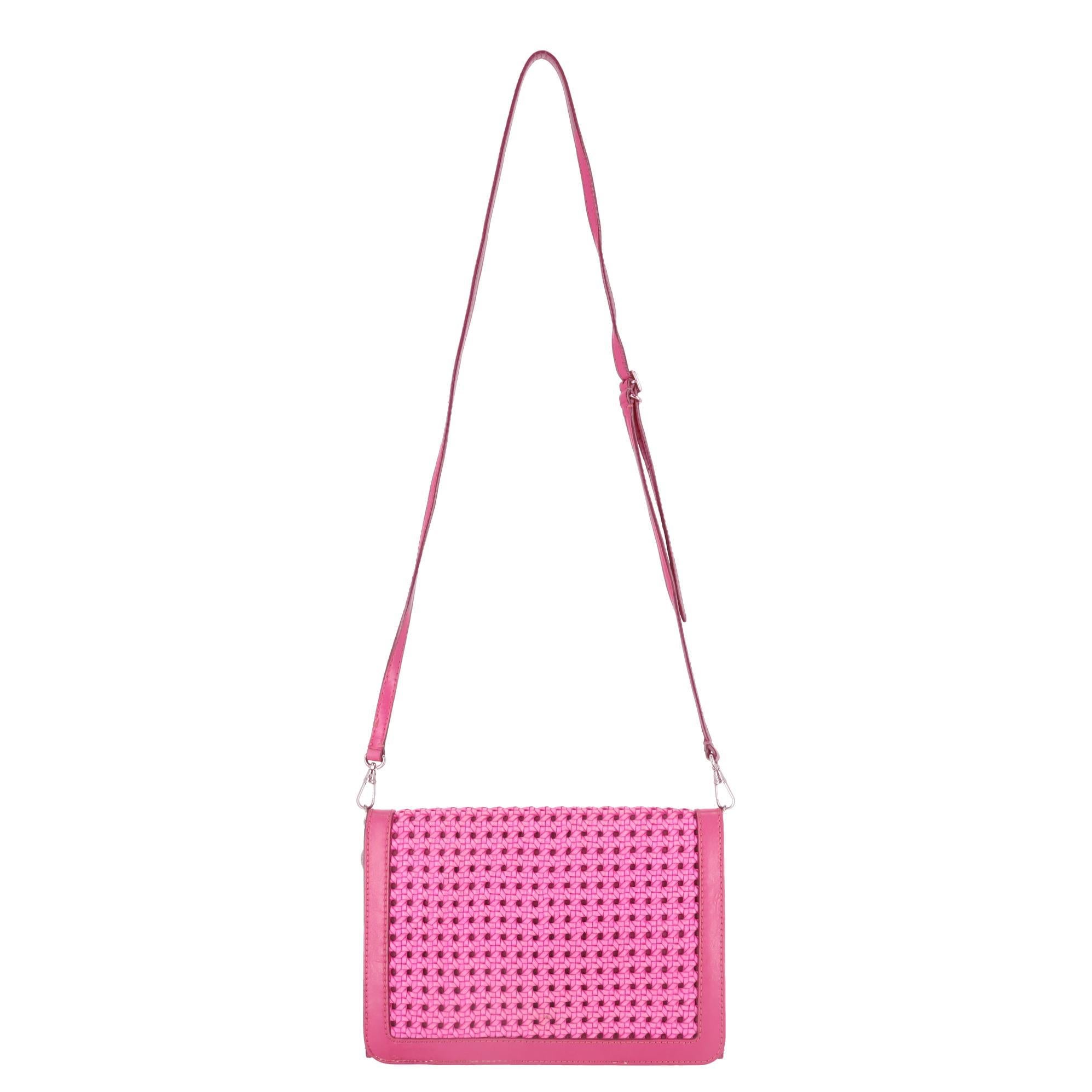 Stella McCartney Geflochtene Crossbody-Tasche aus veganem Leder

Pinkfarbene Crossbody-Tasche aus veganem Leder mit gewebtem Muster und Glattlederbesätzen.

Mit abnehmbarem, verstellbarem Schulterriemen und Frontklappe, die zu einem farblich