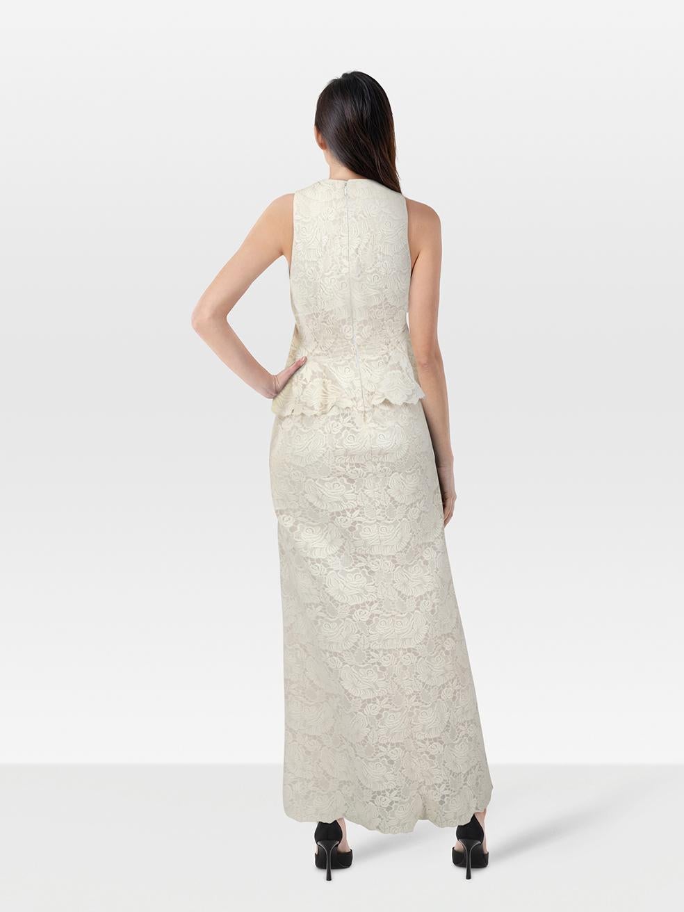 CONDIT ist sehr gut. Das Kleid weist nur minimale Gebrauchsspuren auf. Minimale Abnutzungserscheinungen an der unteren Vorderseite, vorne/hinten am Schößchen, um den Halsausschnitt herum und auf der oberen Vorderseite auf der Innenseite dieses