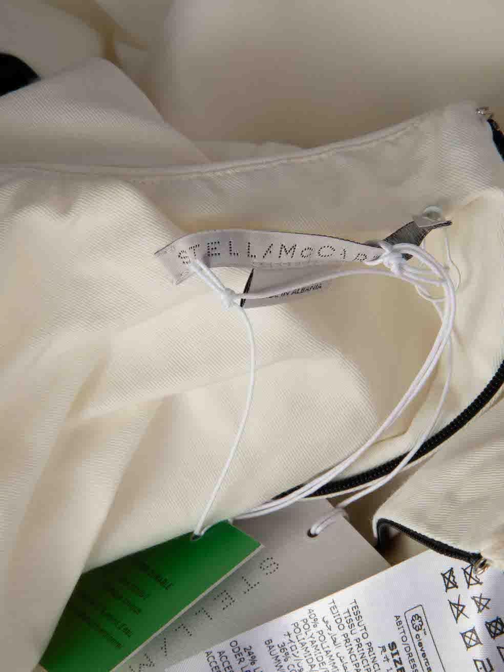 Stella McCartney - Mini robe blanche ceinturée à poches, taille XS en vente 1