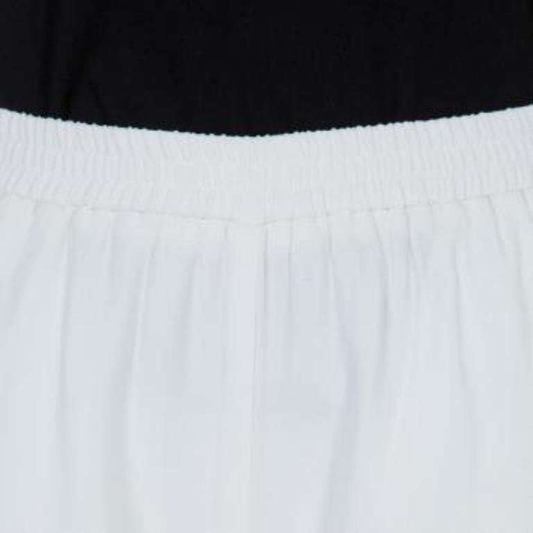 Los pantalones de chándal blancos de Stella McCartney son una prenda de lujo para el tiempo libre. Confeccionados en una mezcla de rayón y acetato con un toque de elasticidad, los pantalones están cosidos en una silueta holgada. El dobladillo y la