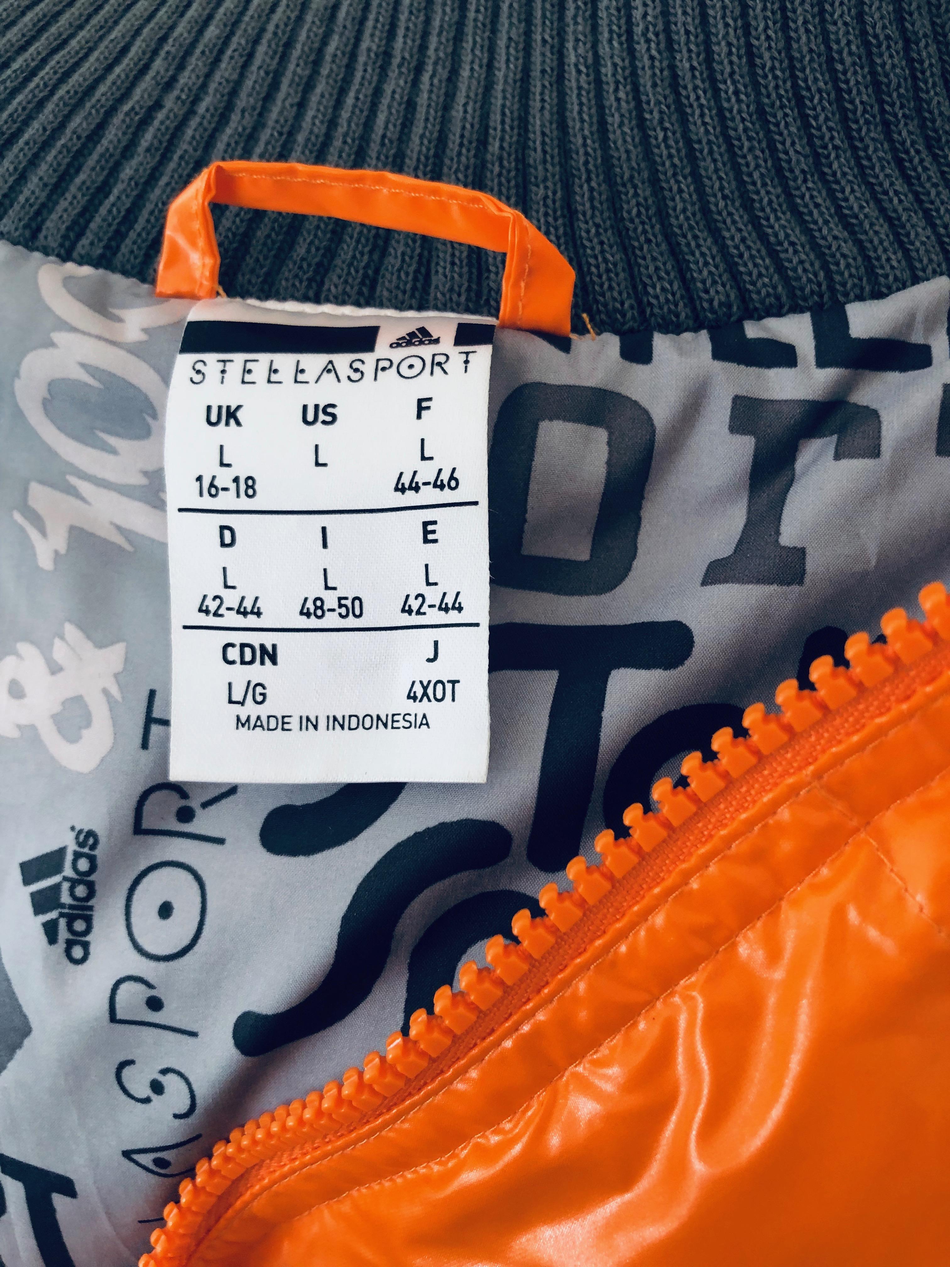 Größe L
Stella McCartney für Adidas Stellasport Orange Puffer. Beidseitiger Reißverschluss.
Ca. 22