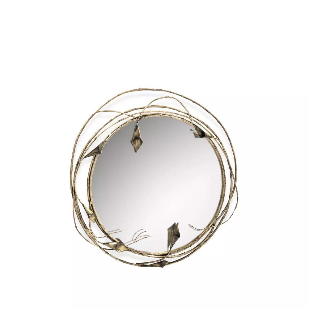Chérissez la beauté de chaque regard qui passe ou de chaque rencontre intime grâce au verre miroir impeccable et au cadre floral exotique du Stella. Des tiges fantaisistes et des lys calla éthérés en laiton créent un halo de charme autour de tout ce