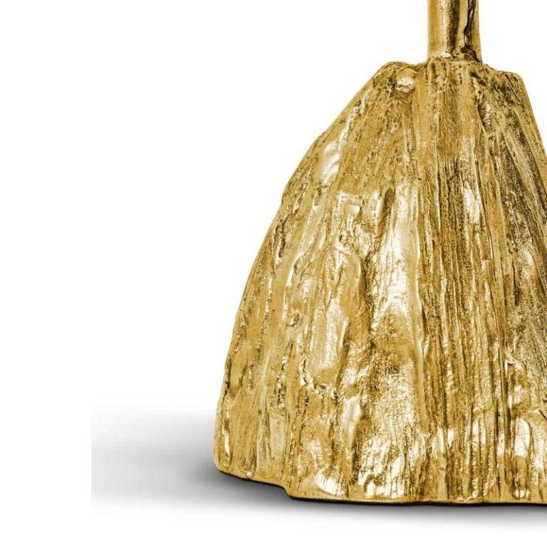 Ti presentiamo la lampada da tavolo Stella, un pezzo decorativo accattivante che eleva l'illuminazione della tua casa con una miscela perfetta di ispirazione naturale ed eleganza scultorea. Realizzata in ottone lucido, Stella è più di una semplice