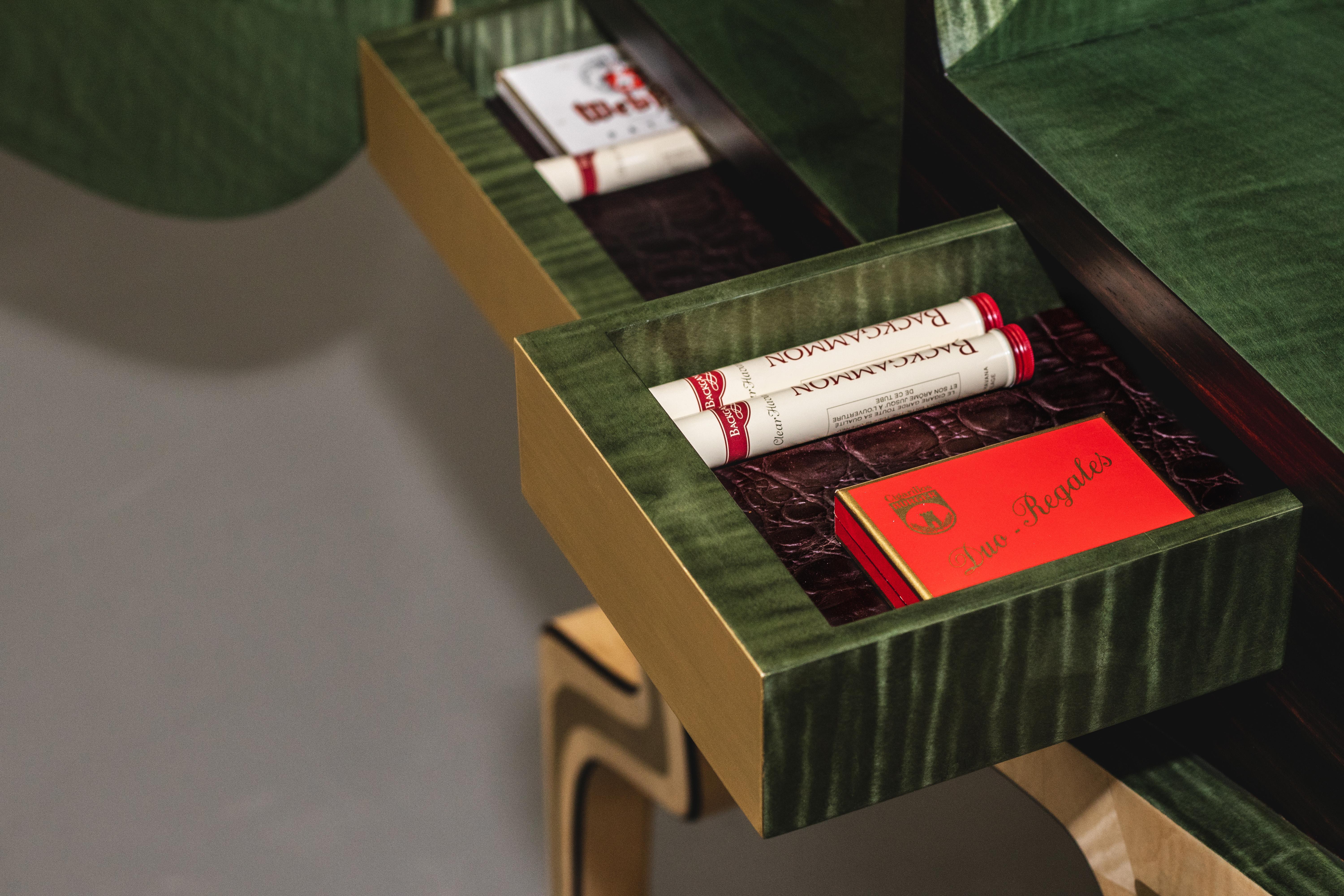 „Stella Rossa“ aus dem 21. Jahrhundert  Barschrank aus farbigem Ahornholz, Messing und Leder (21. Jahrhundert und zeitgenössisch) im Angebot